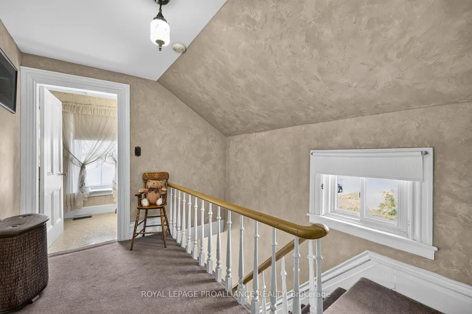 529 Dibble Street W