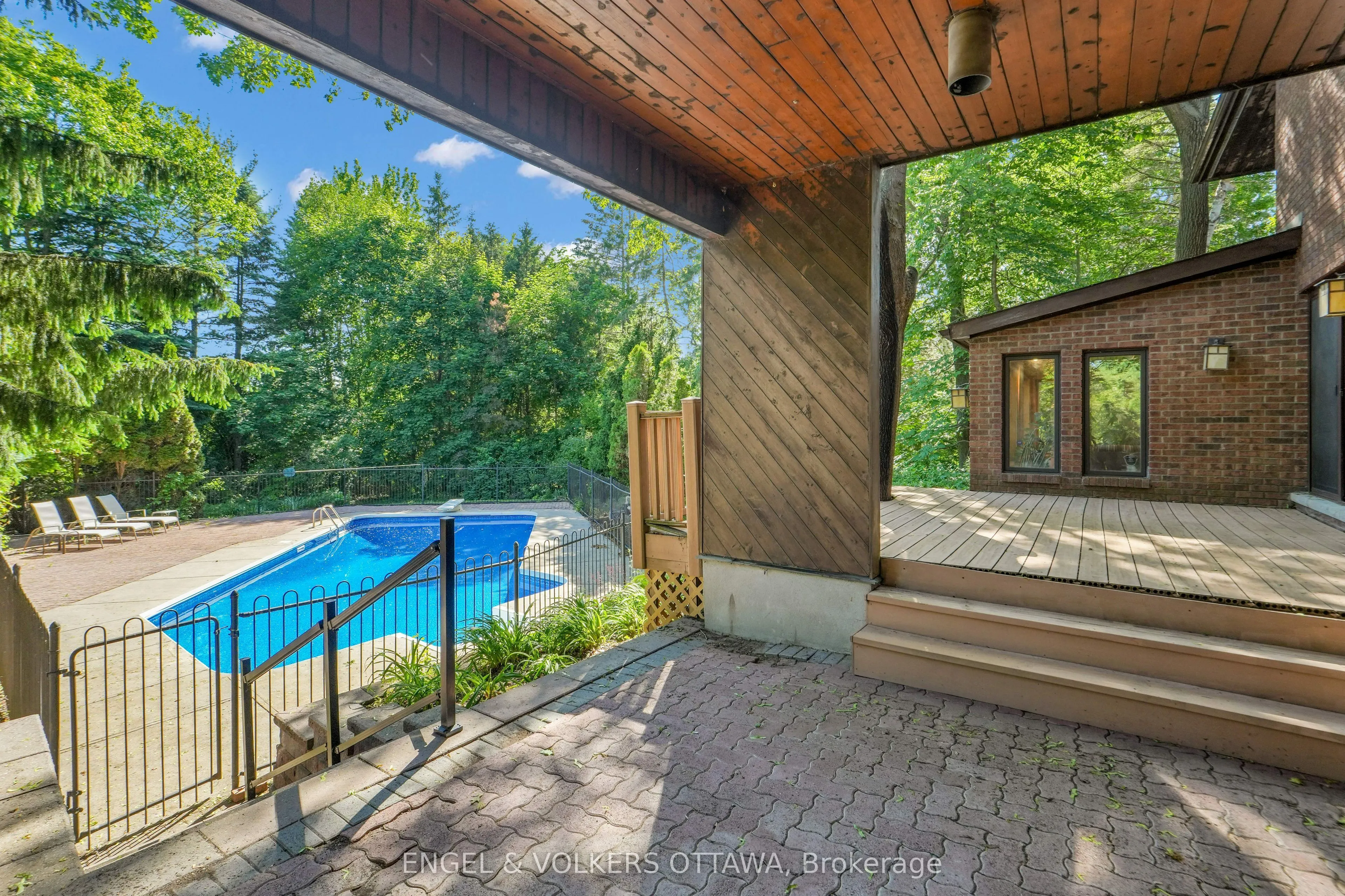 7 Mid Pines Grove