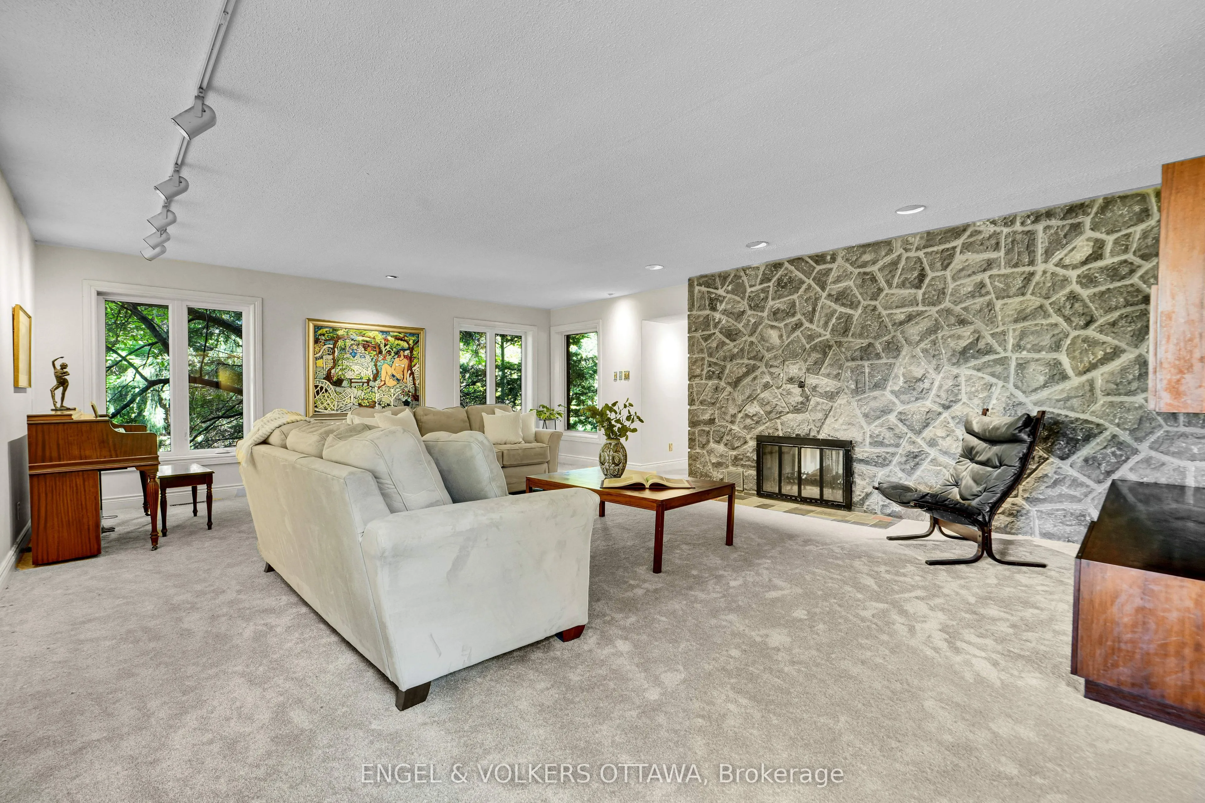 7 Mid Pines Grove