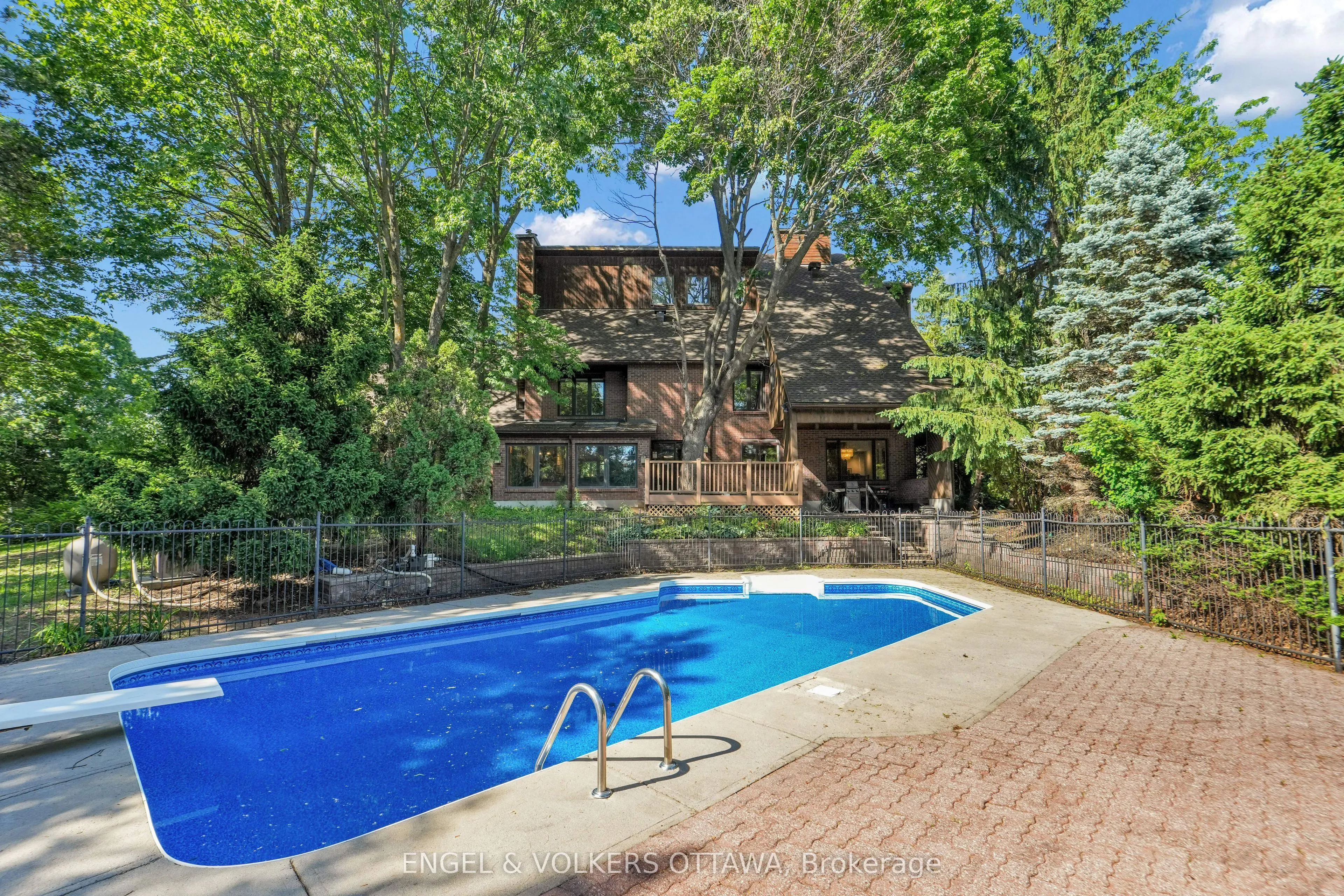 7 Mid Pines Grove