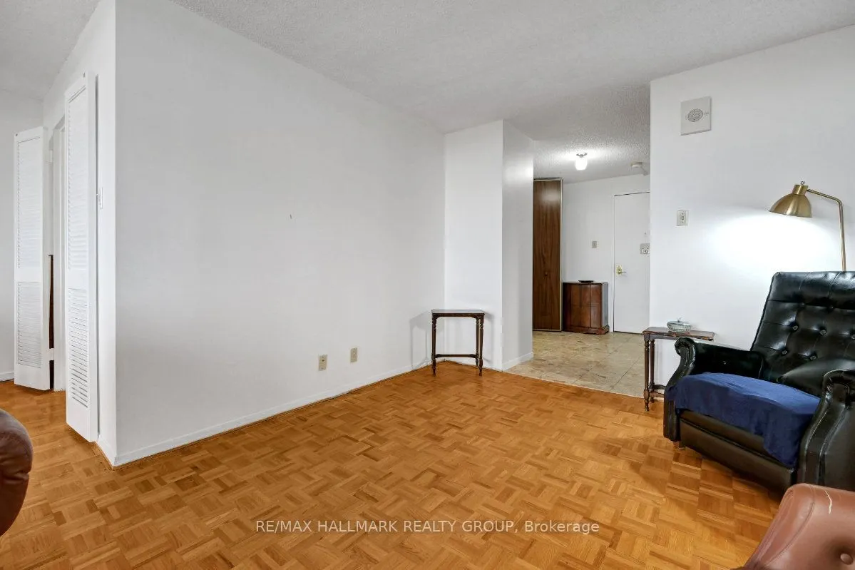 505 St Laurent Boulevard #2204