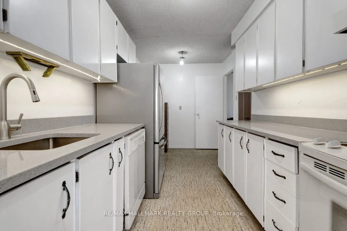 505 St Laurent Boulevard #2204
