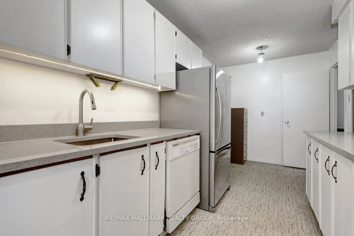 505 St Laurent Boulevard #2204
