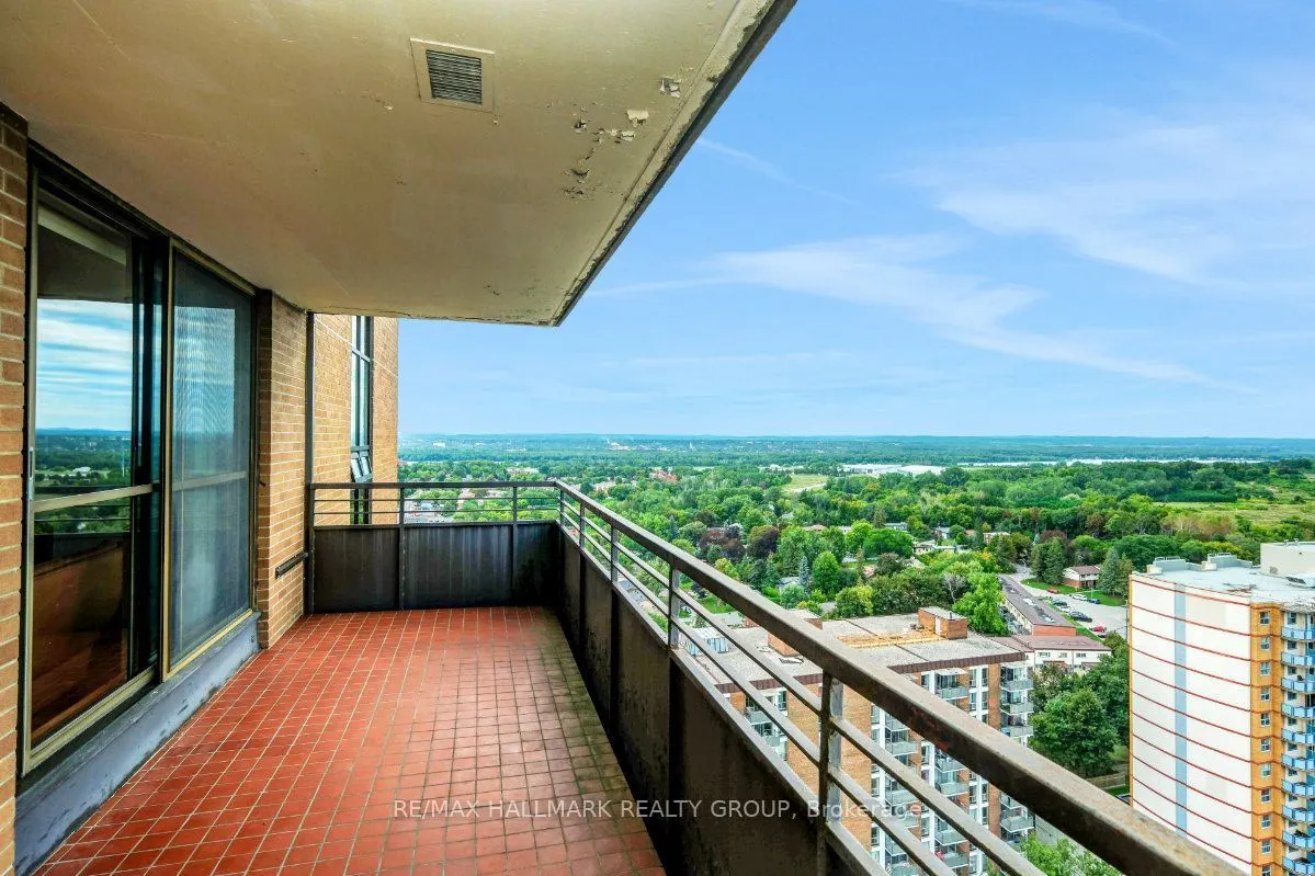 505 St Laurent Boulevard #2204