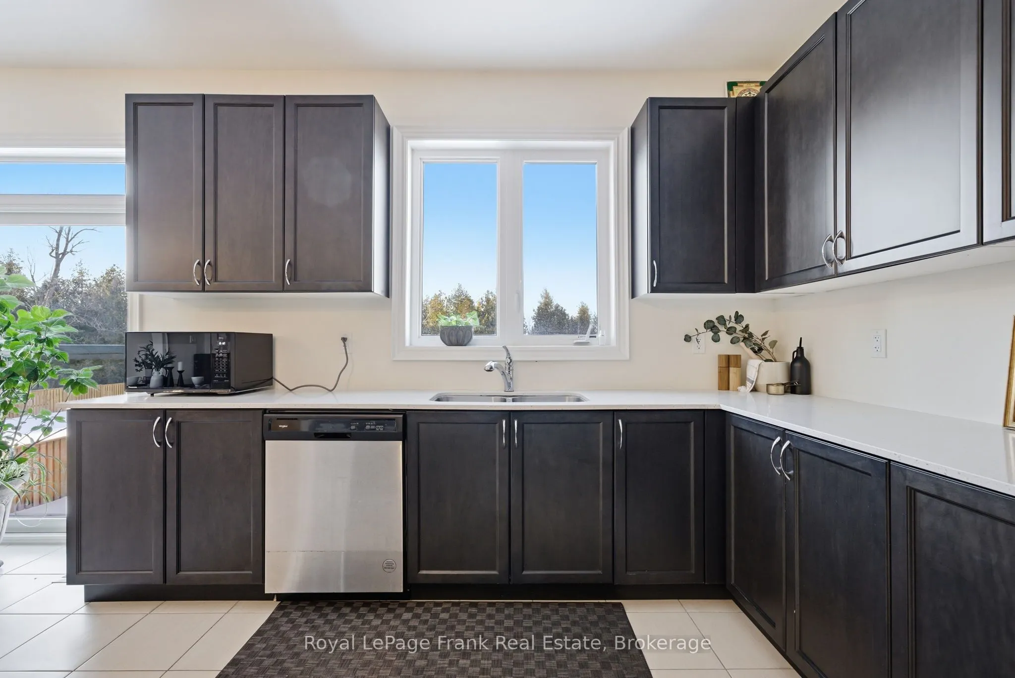60 Hennessey Crescent