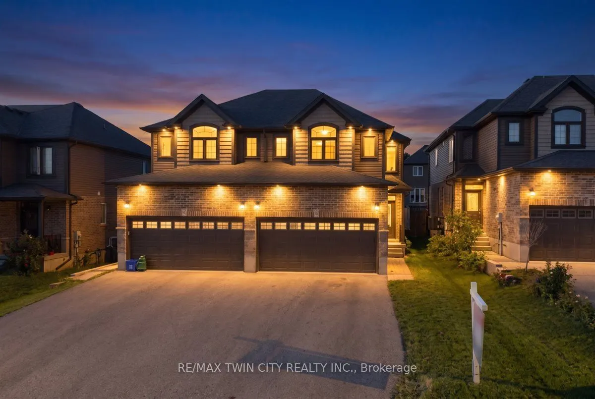 109 Links Crescent N