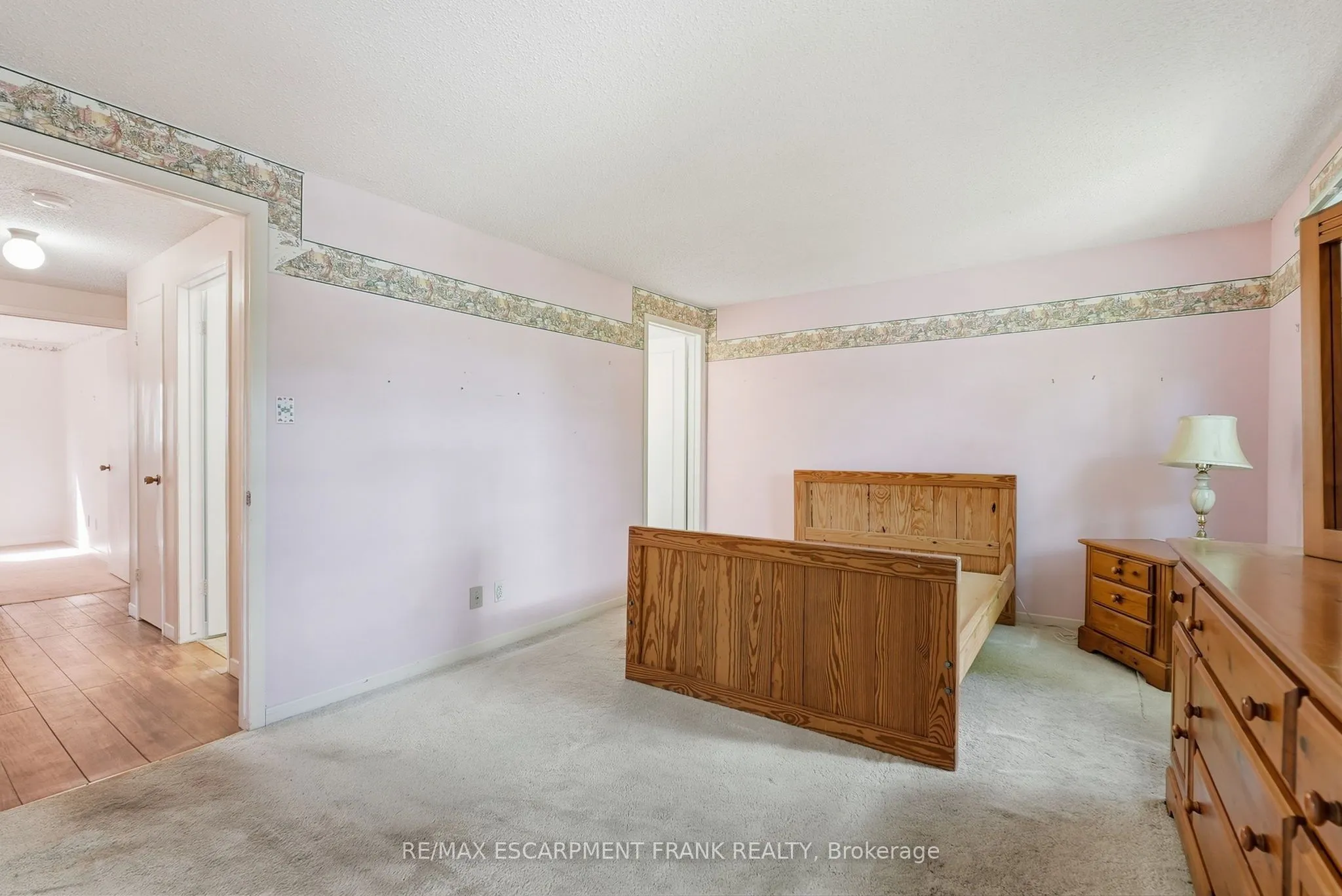 471 KNIGHTSBRIDGE Crescent