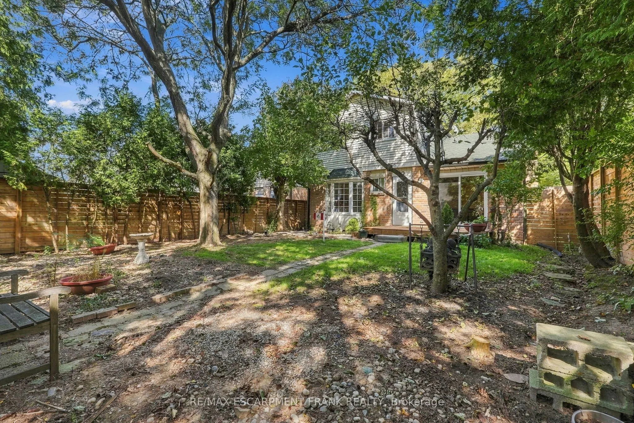 471 KNIGHTSBRIDGE Crescent