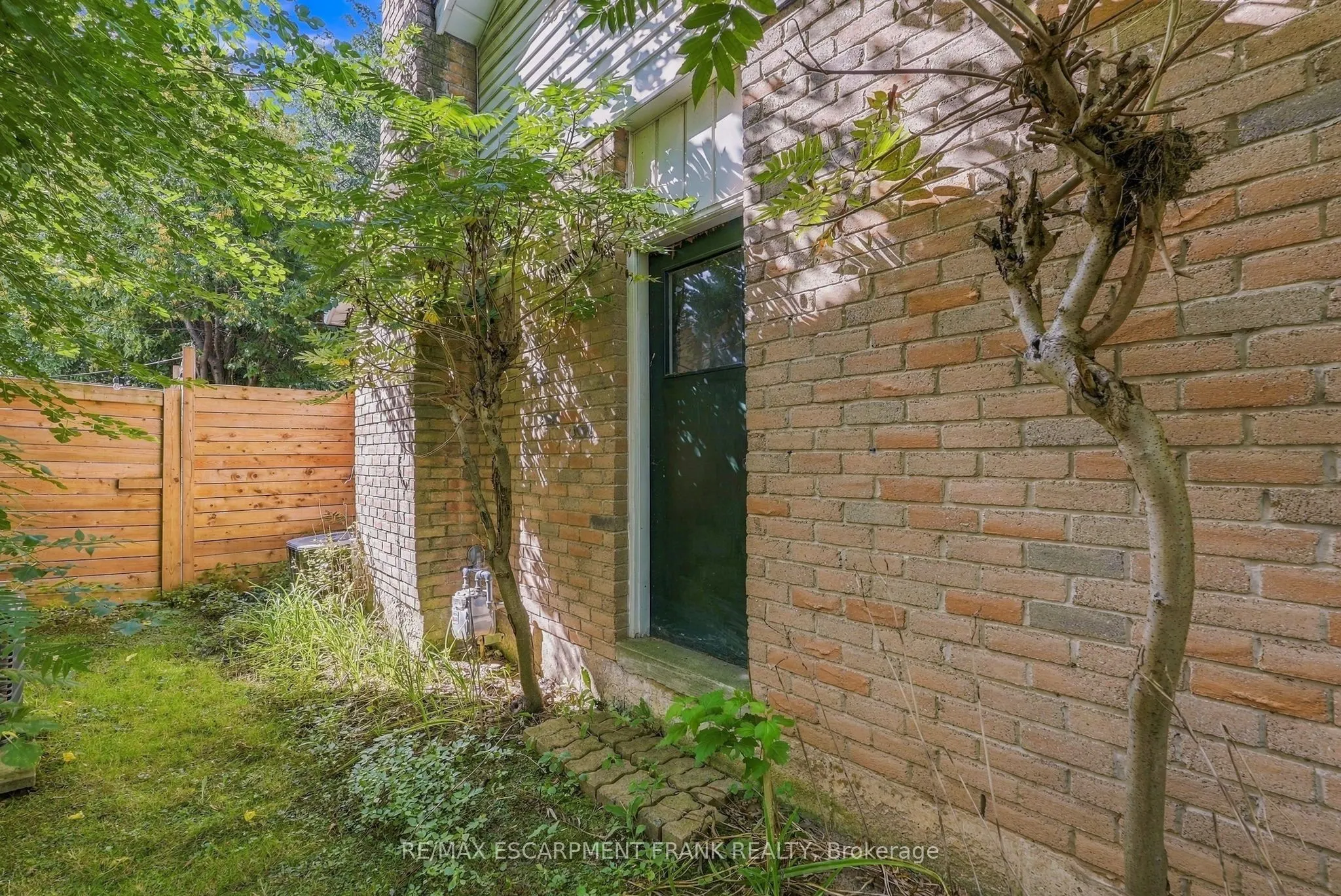 471 KNIGHTSBRIDGE Crescent