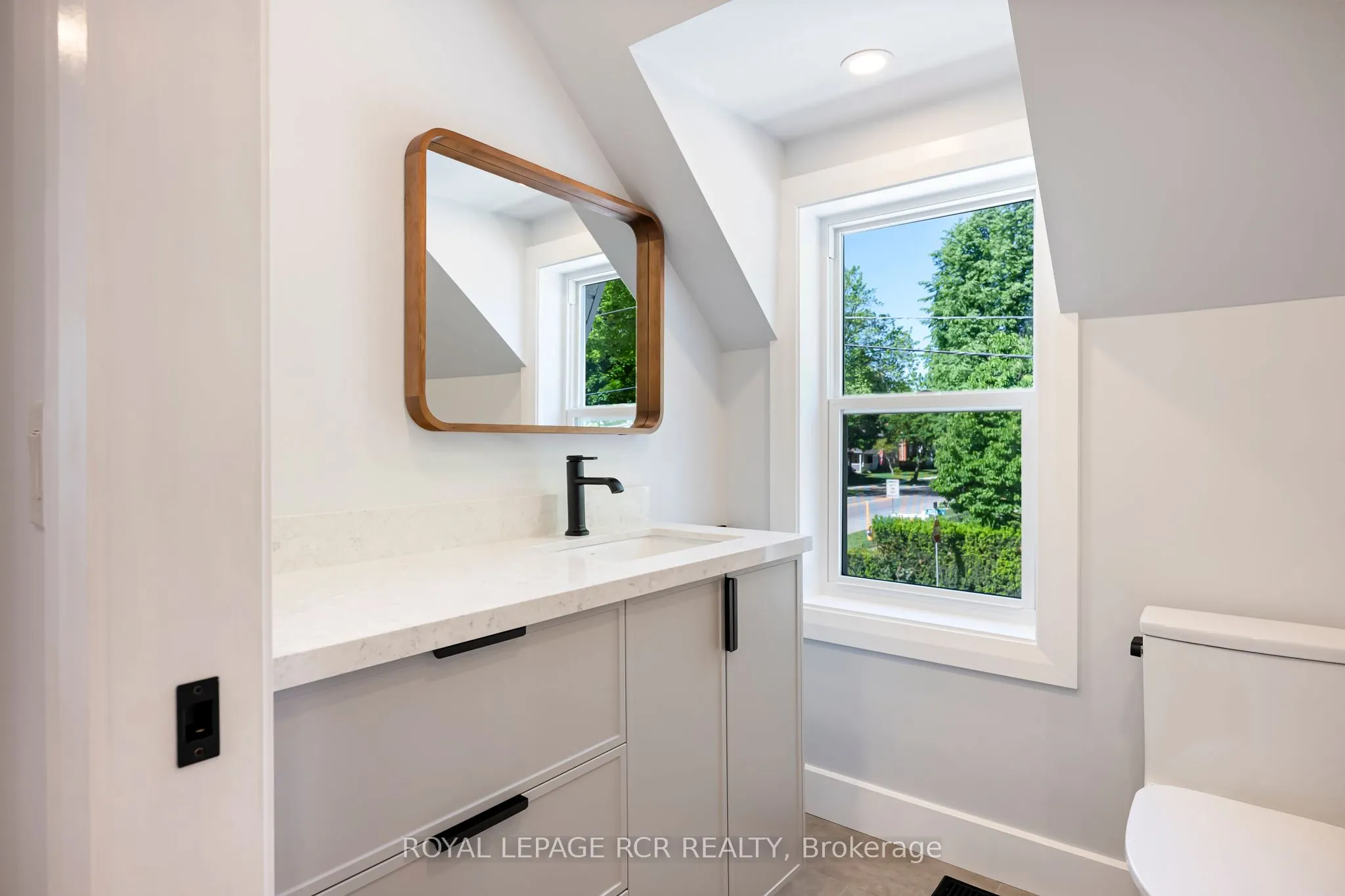 402 Main Street E