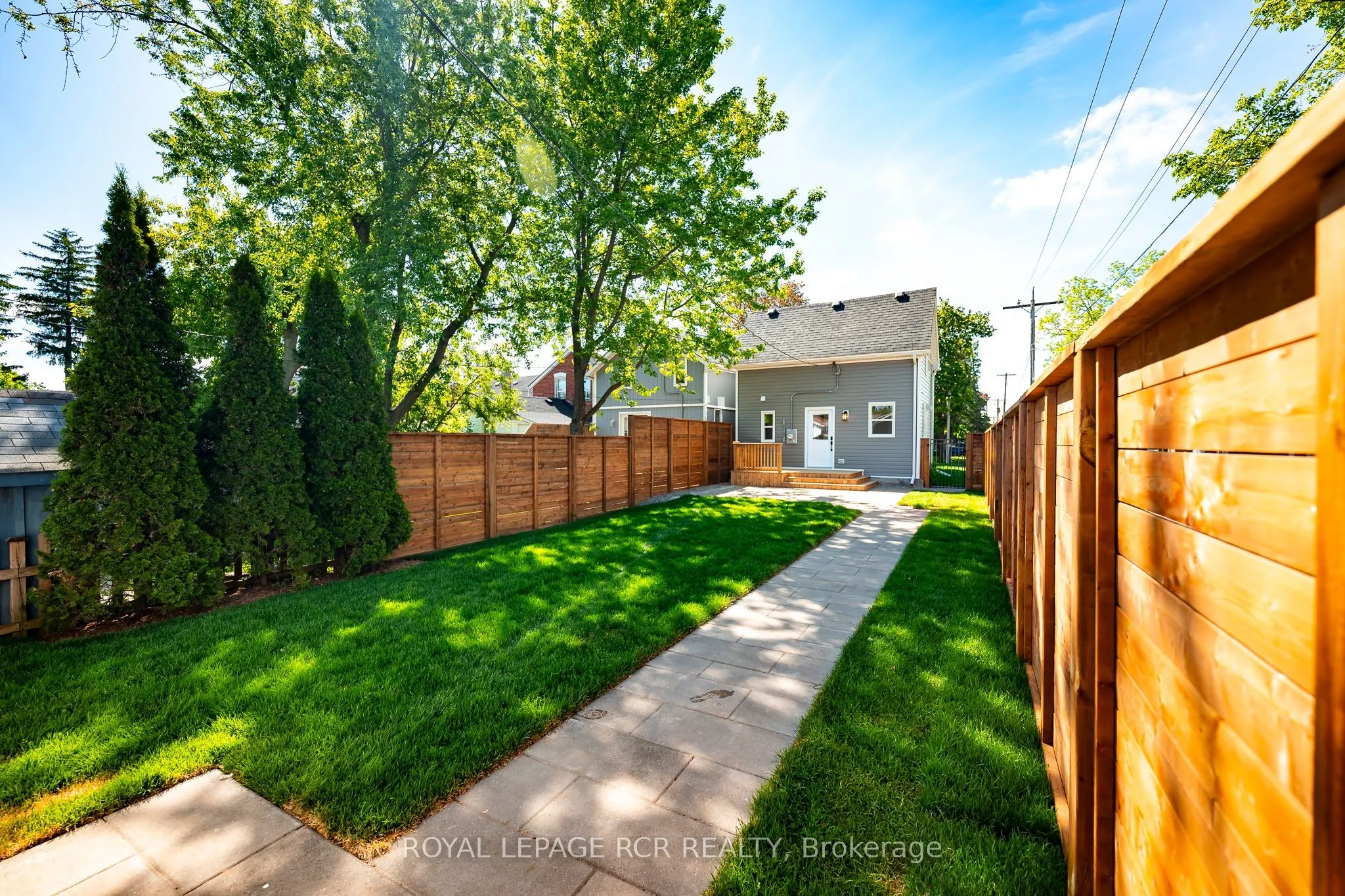 402 Main Street E
