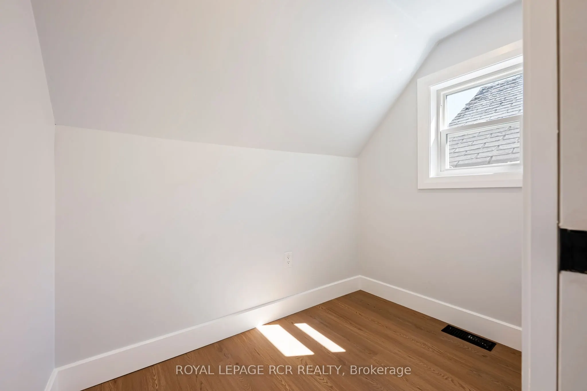 402 Main Street E
