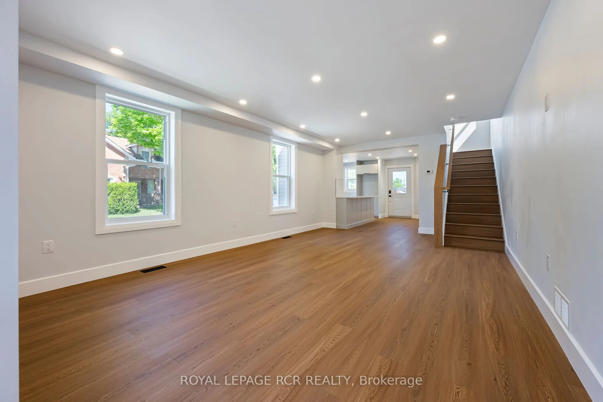402 Main Street E