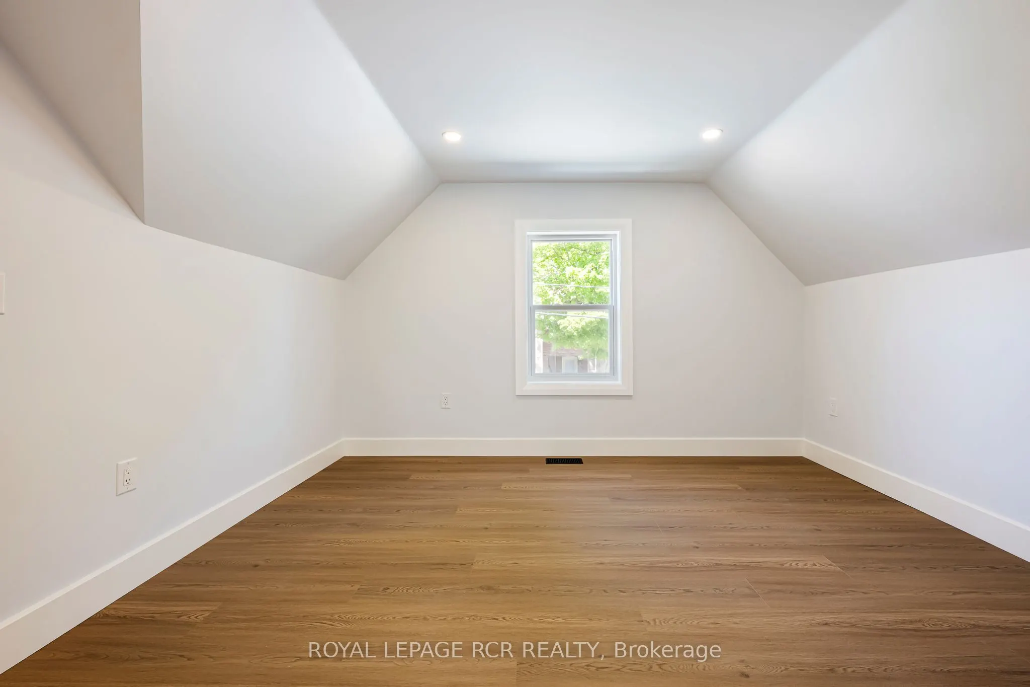 402 Main Street E