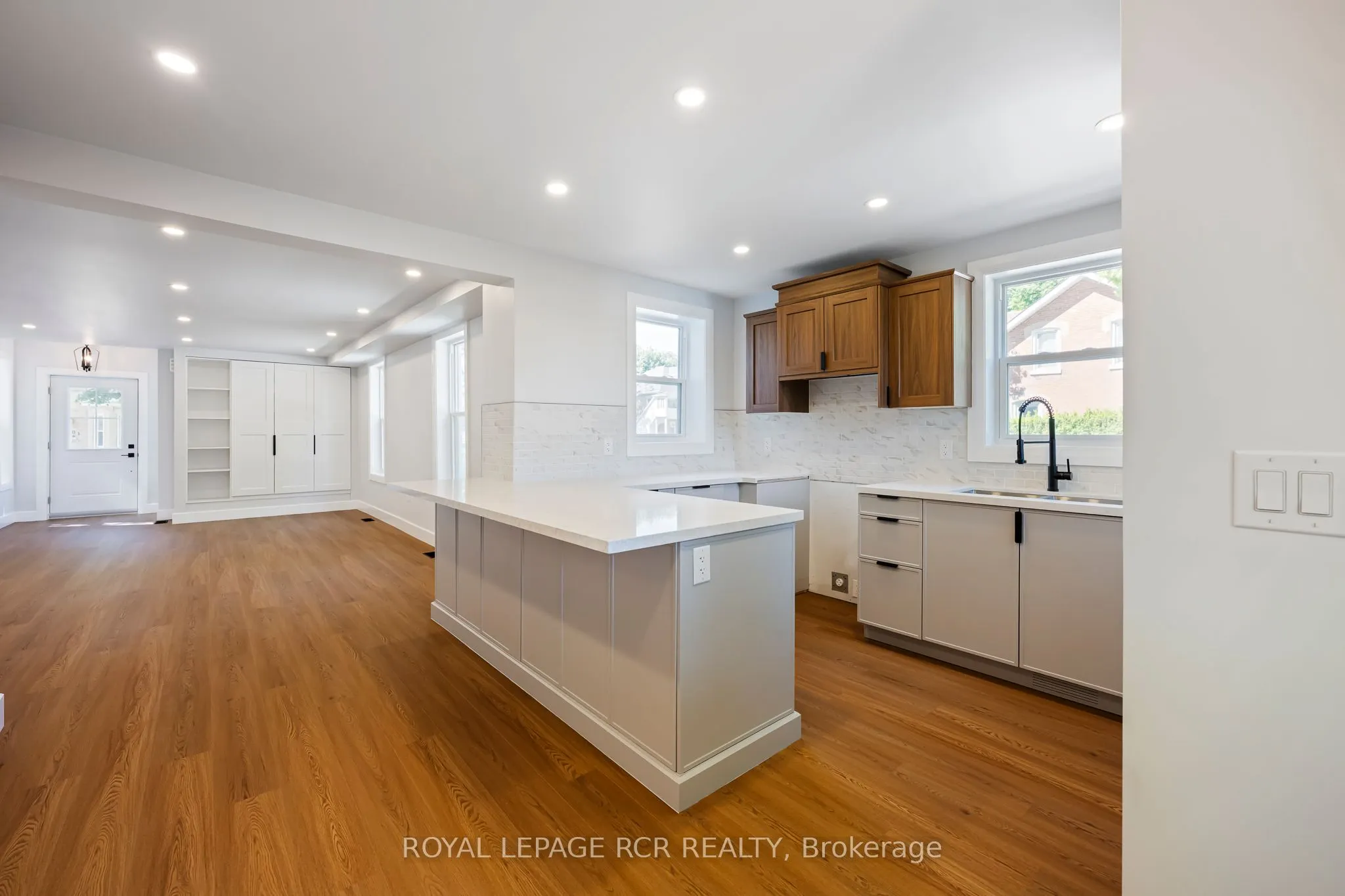 402 Main Street E