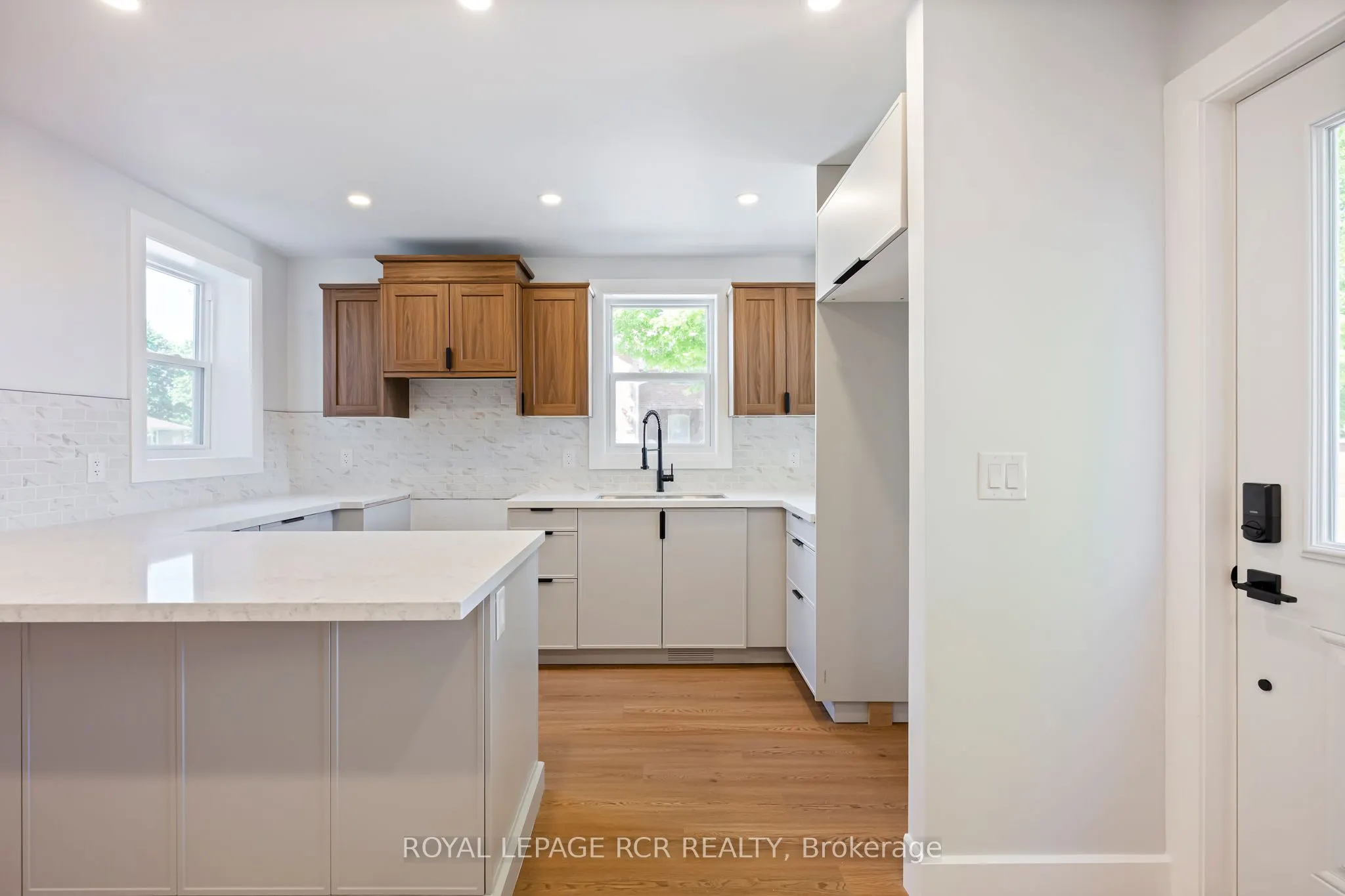 402 Main Street E