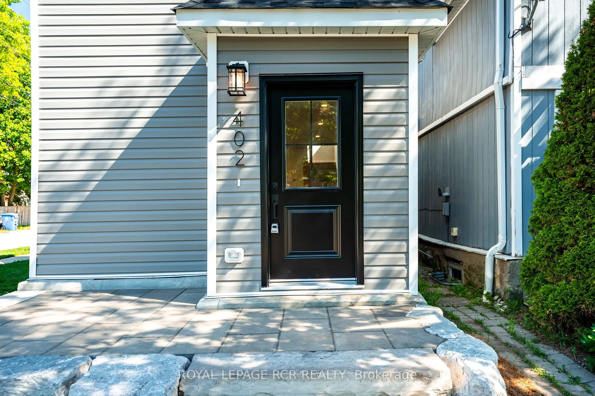 402 Main Street E