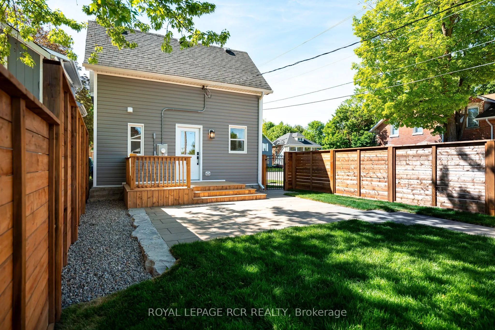 402 Main Street E
