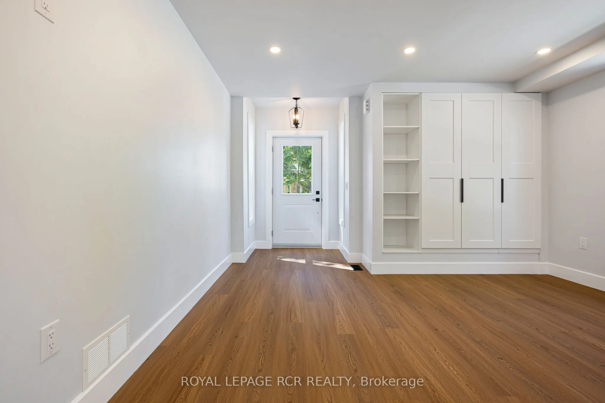402 Main Street E