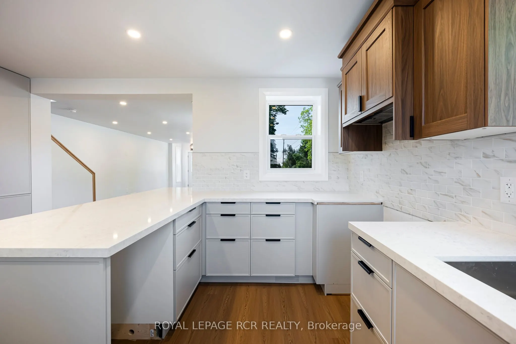 402 Main Street E