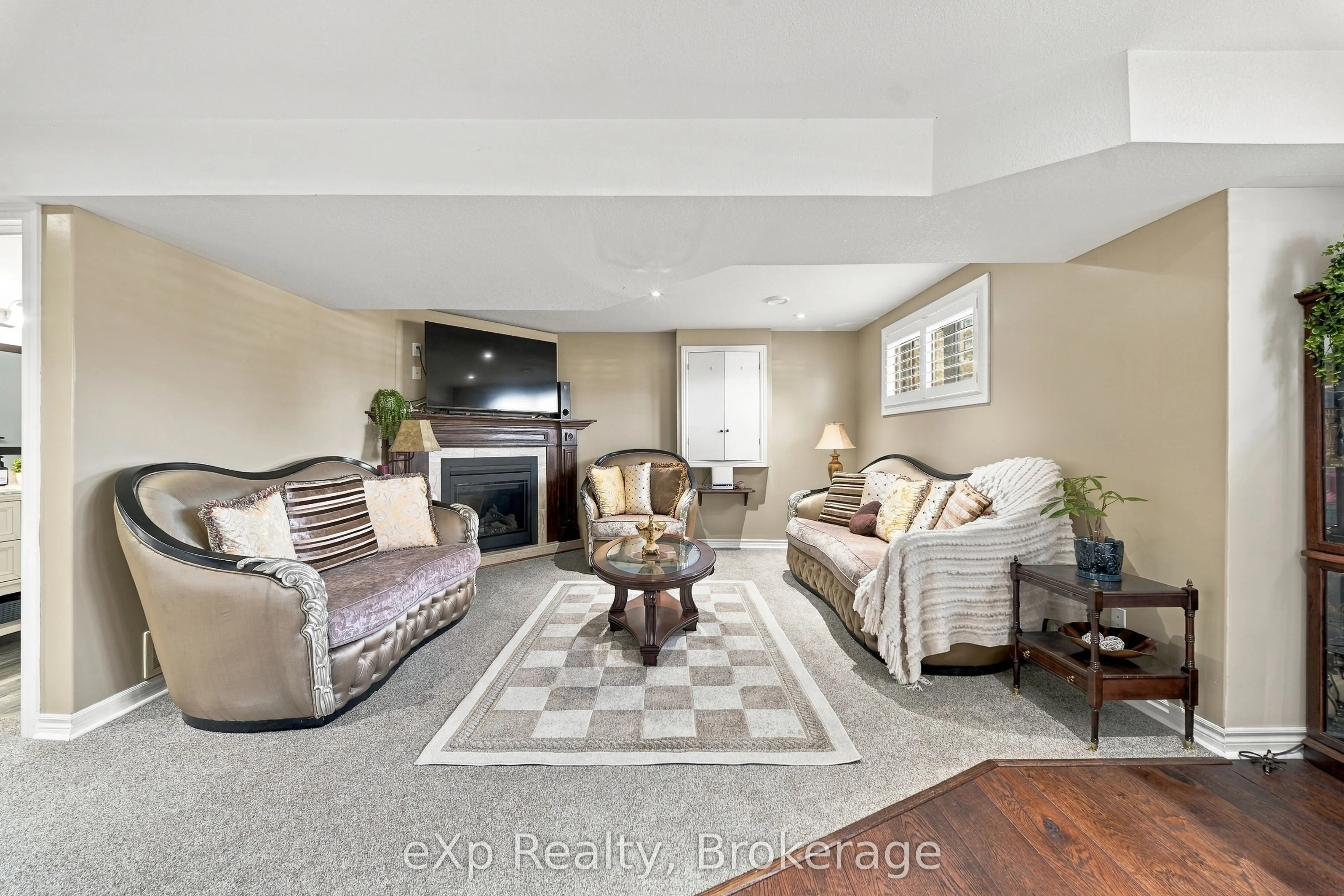 10 Christopher Court