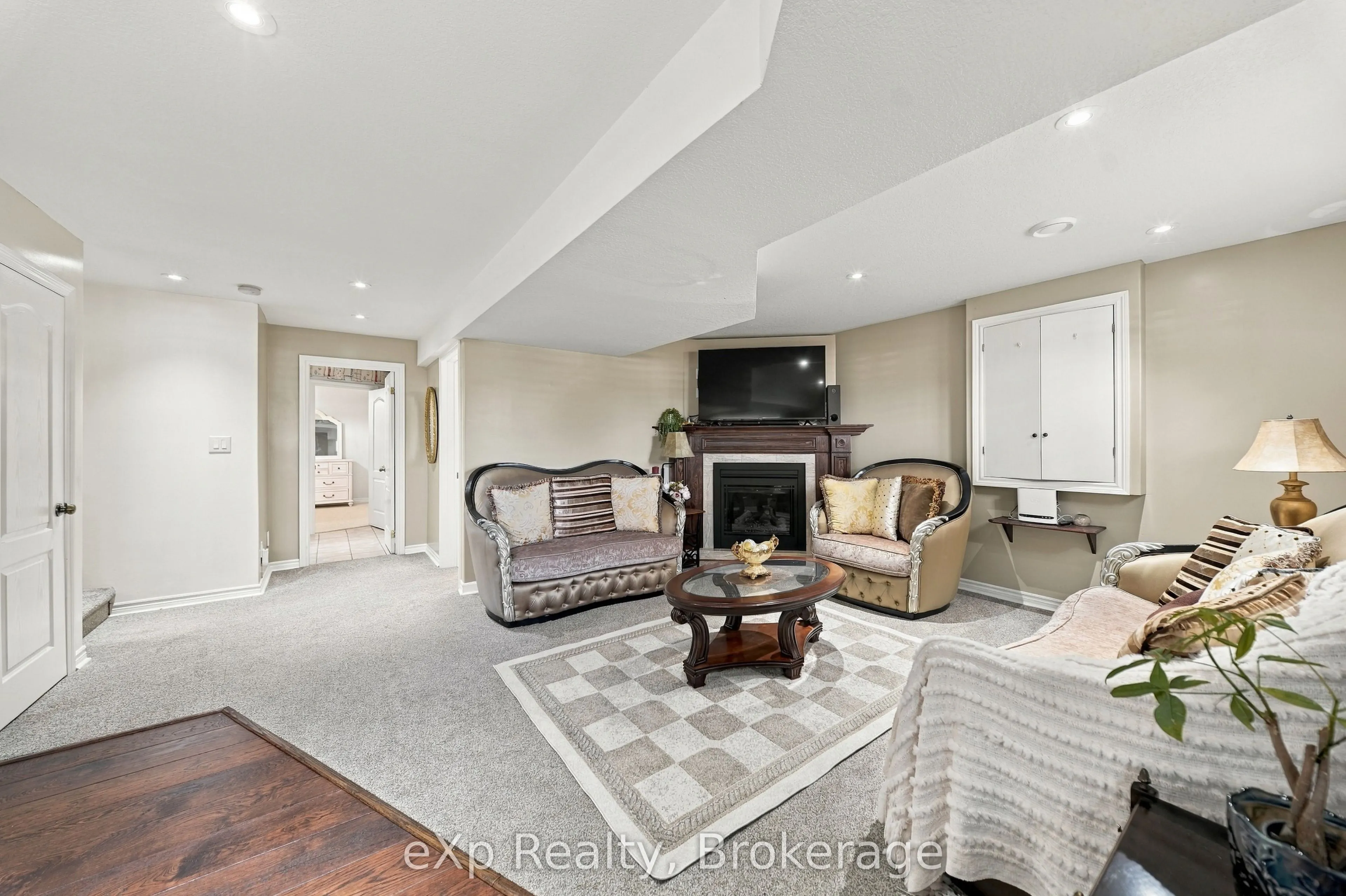 10 Christopher Court
