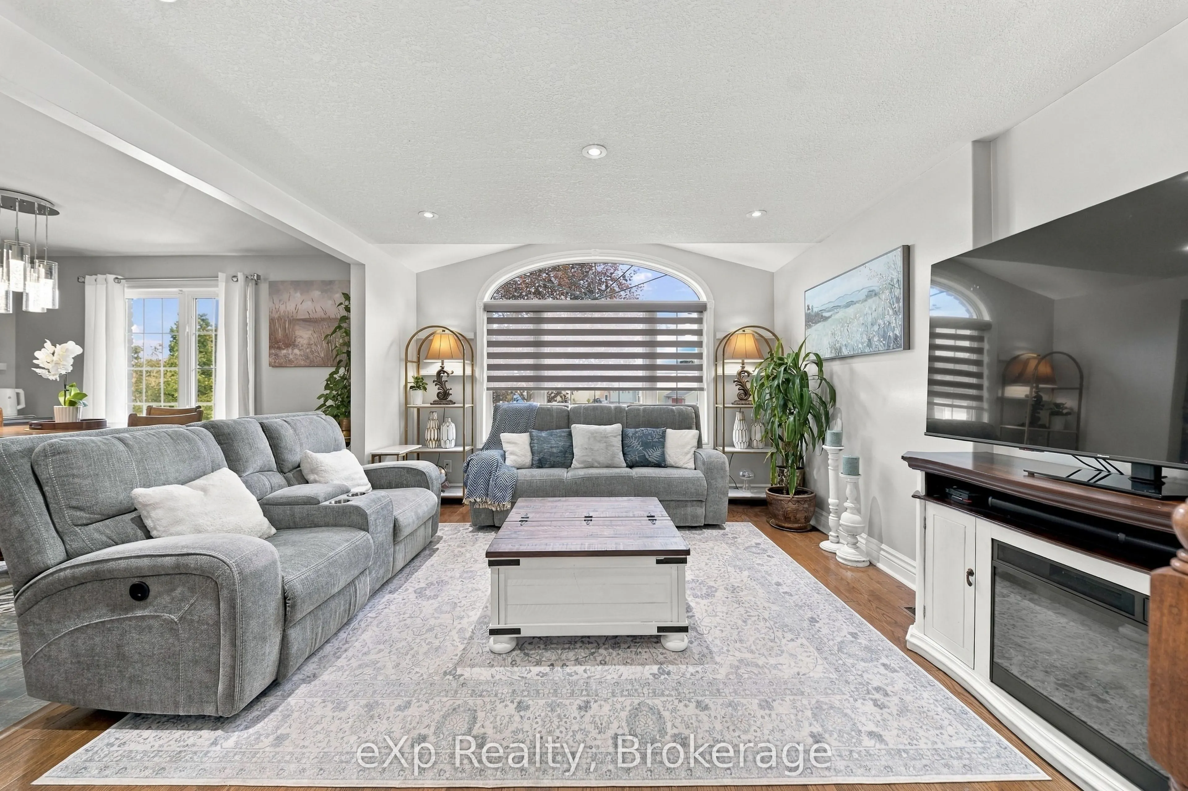10 Christopher Court