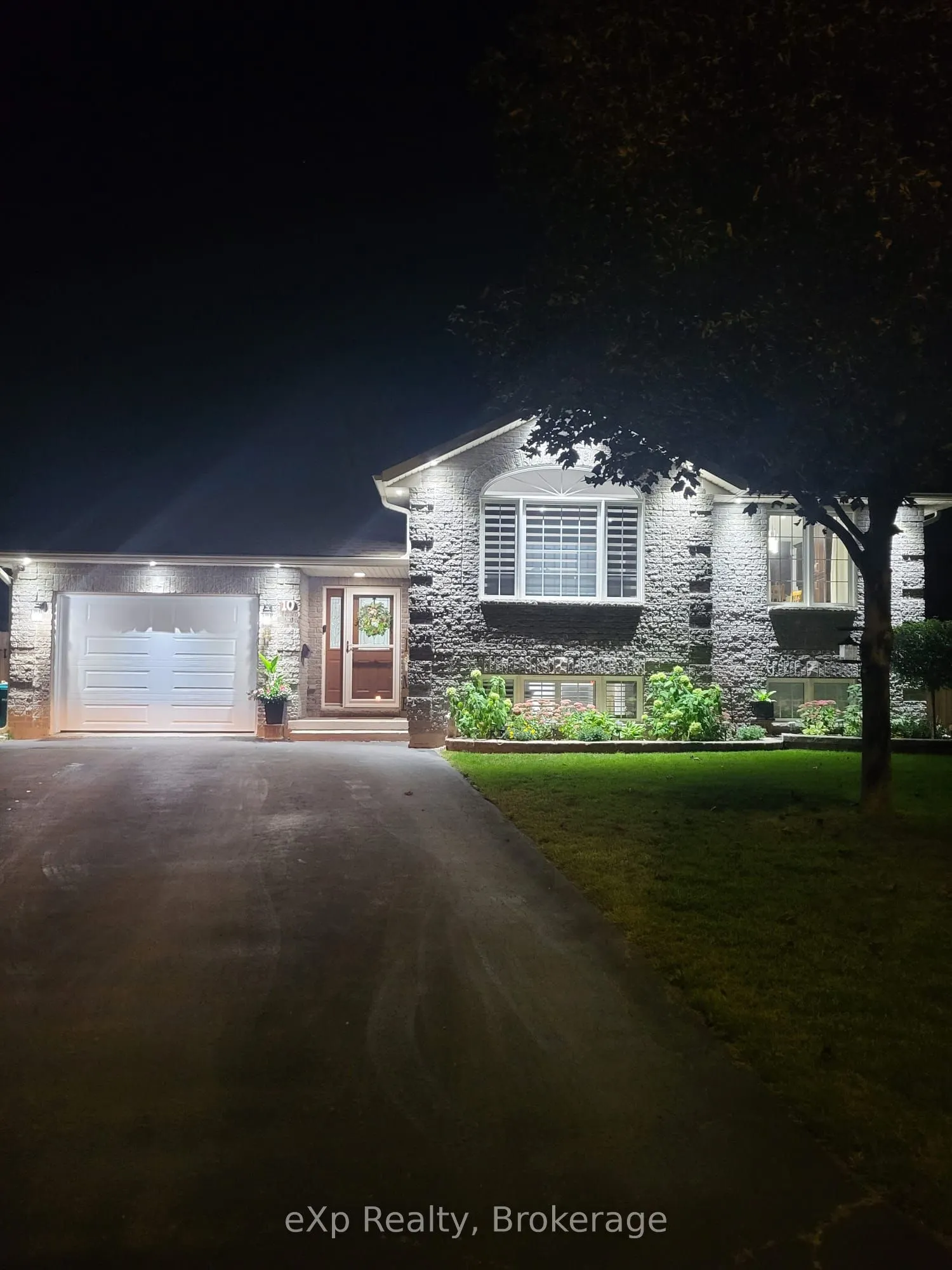 10 Christopher Court