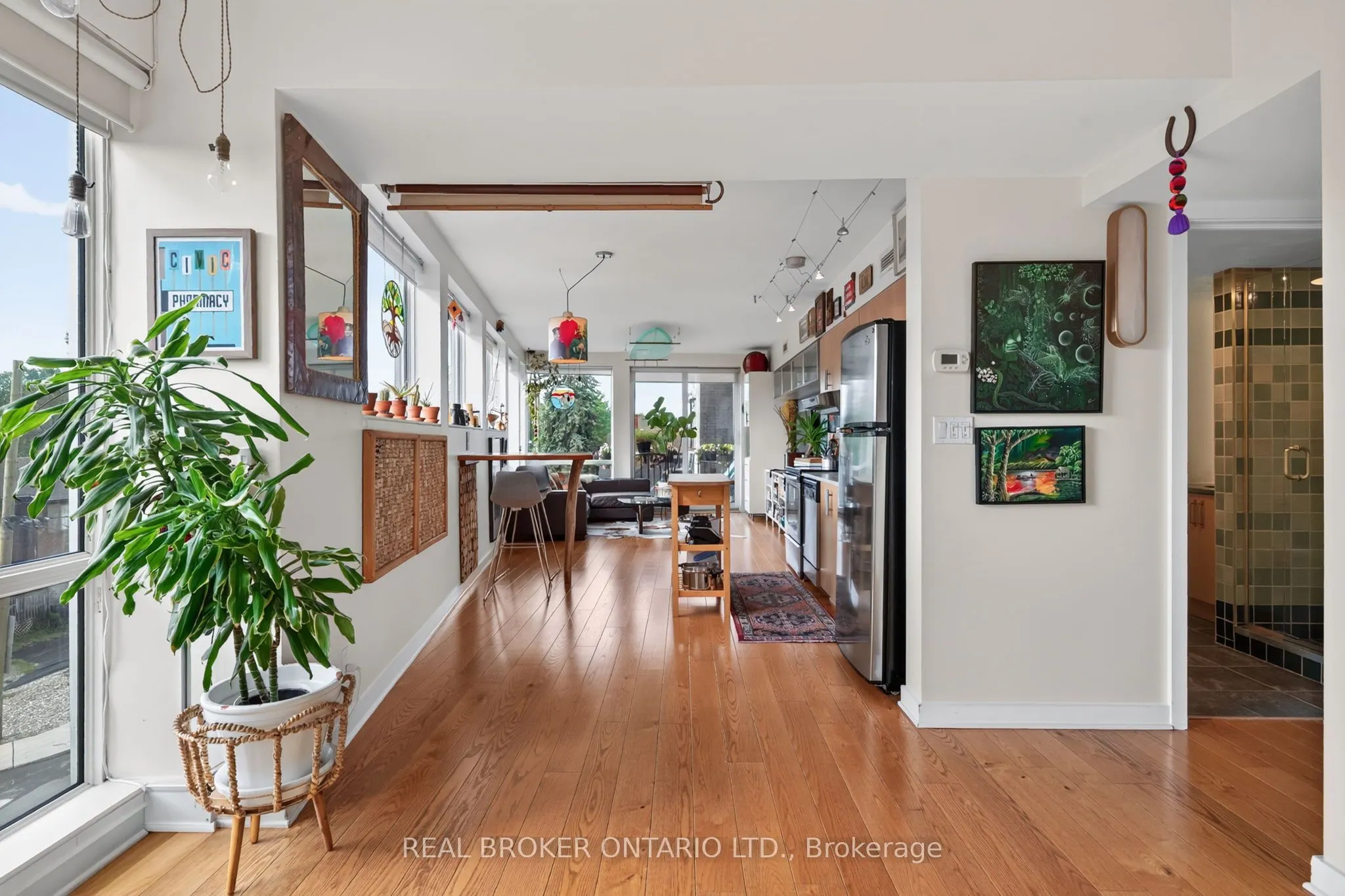 1014 Bank Street #305
