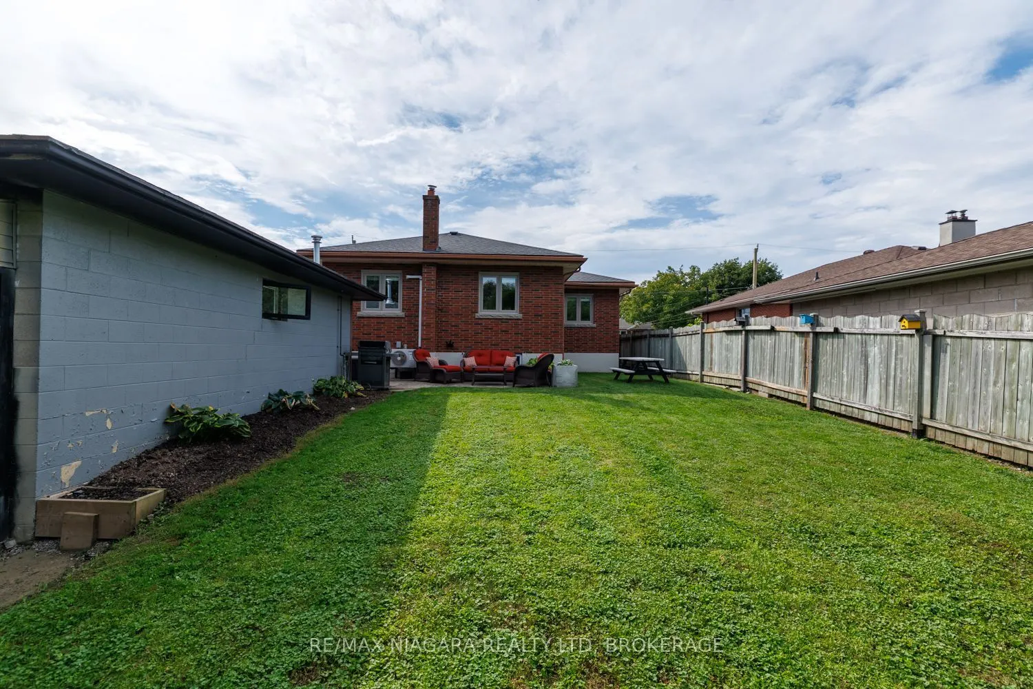 393 Wellington Street