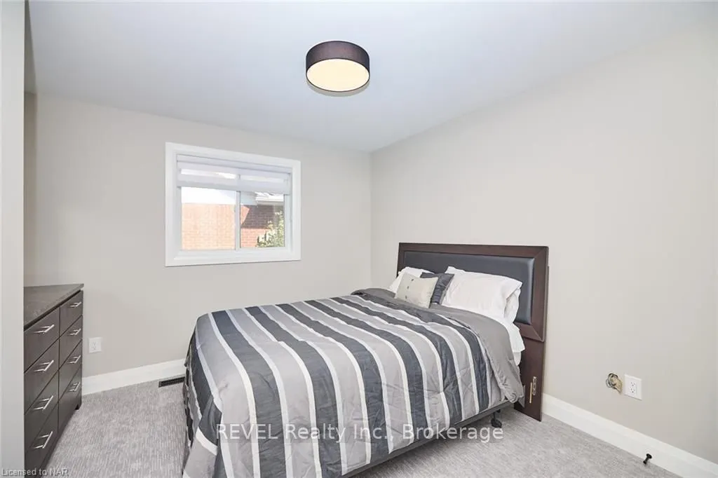 26 Oakridge Boulevard
