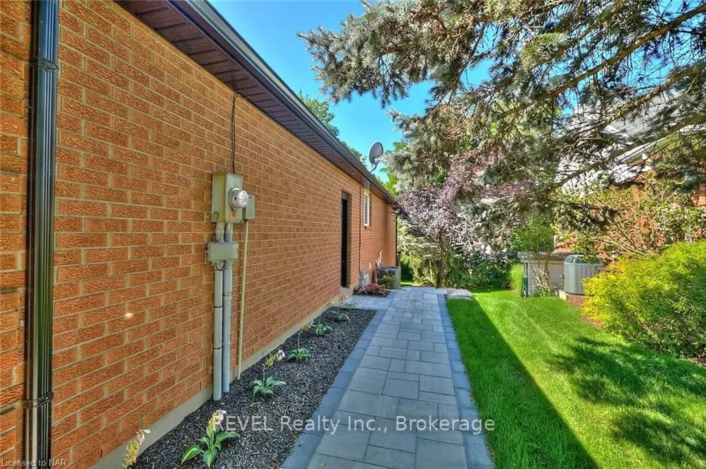 26 Oakridge Boulevard