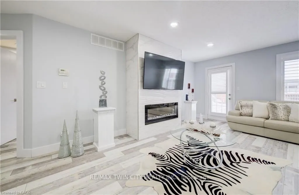 10 ISHERWOOD Avenue #18