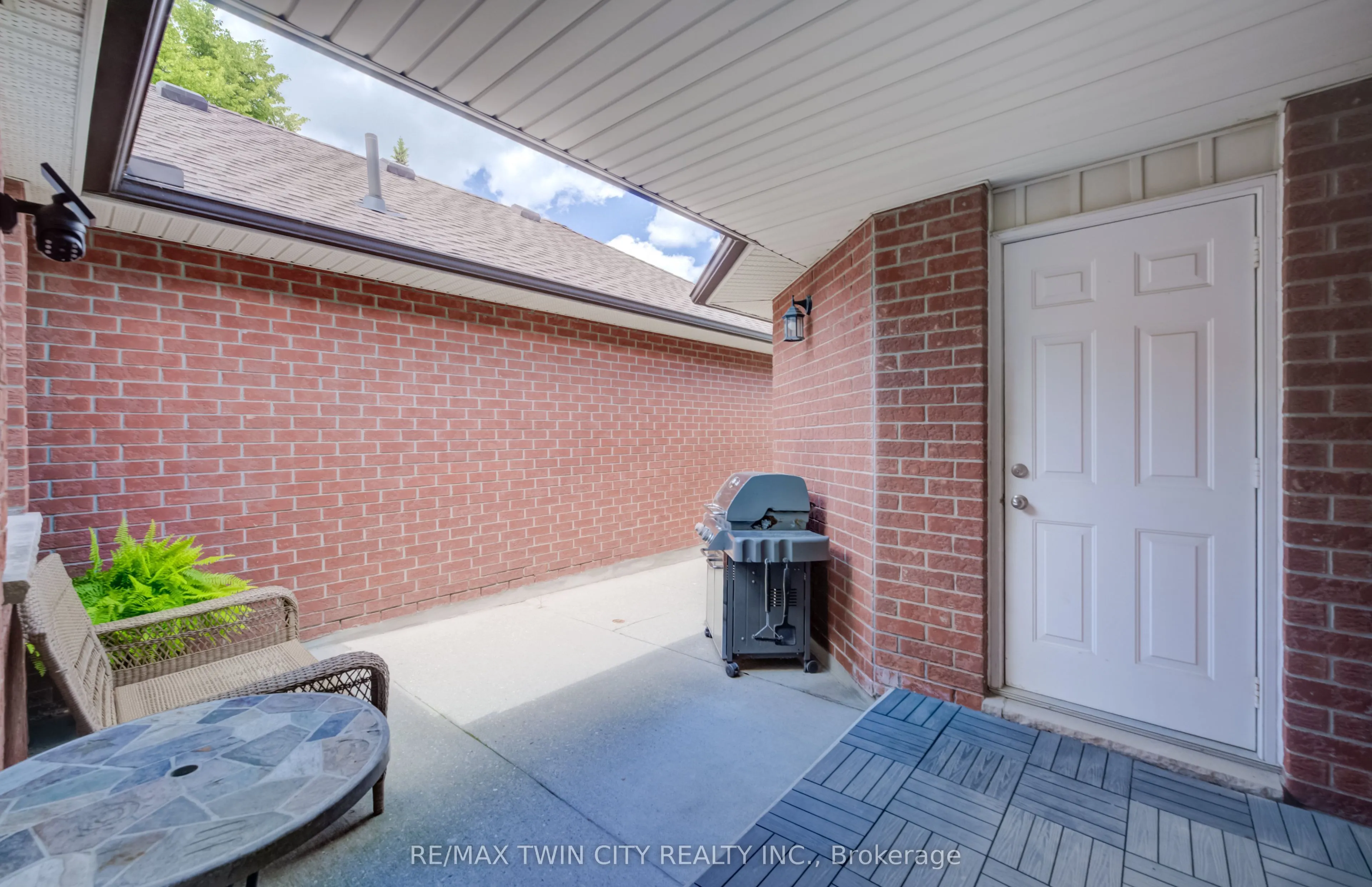 10 ISHERWOOD Avenue #18
