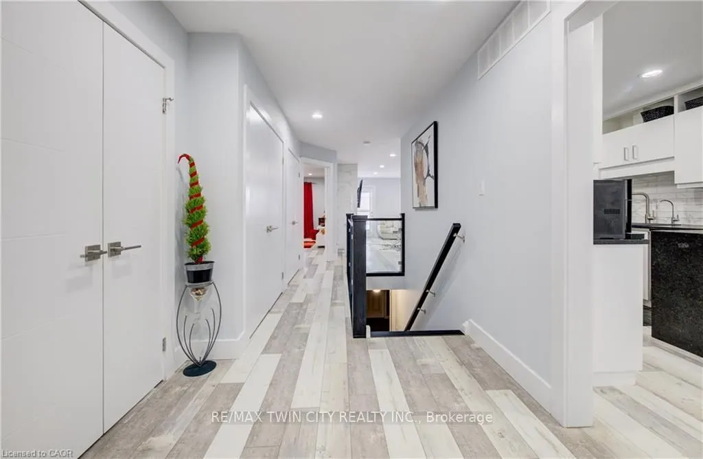 10 ISHERWOOD Avenue #18