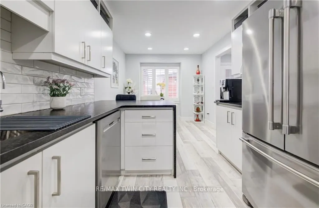 10 ISHERWOOD Avenue #18