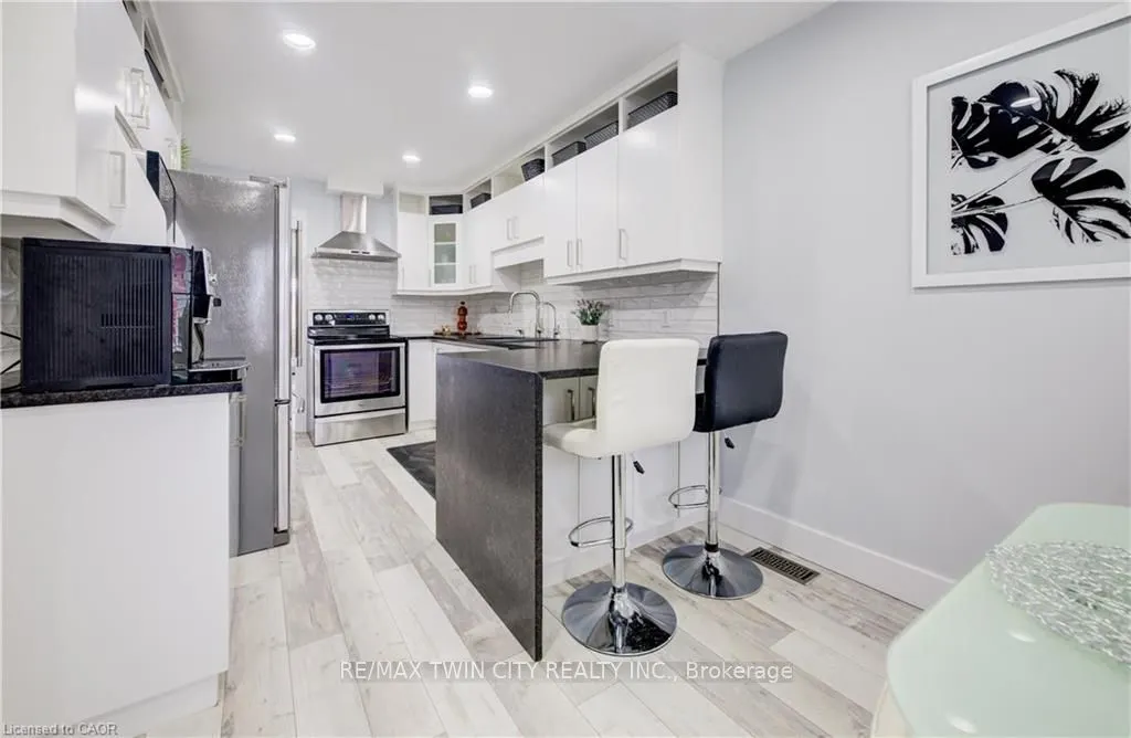 10 ISHERWOOD Avenue #18