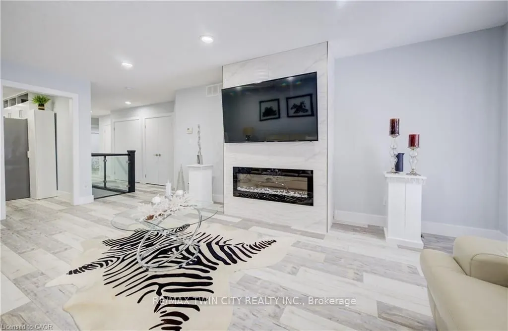 10 ISHERWOOD Avenue #18