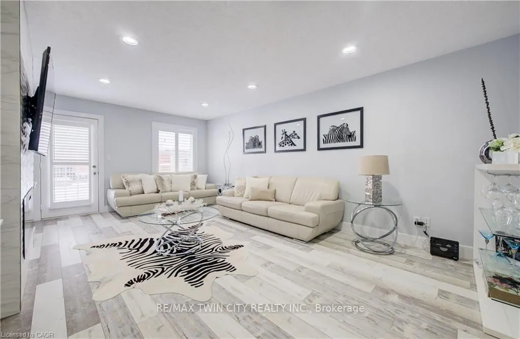 10 ISHERWOOD Avenue #18
