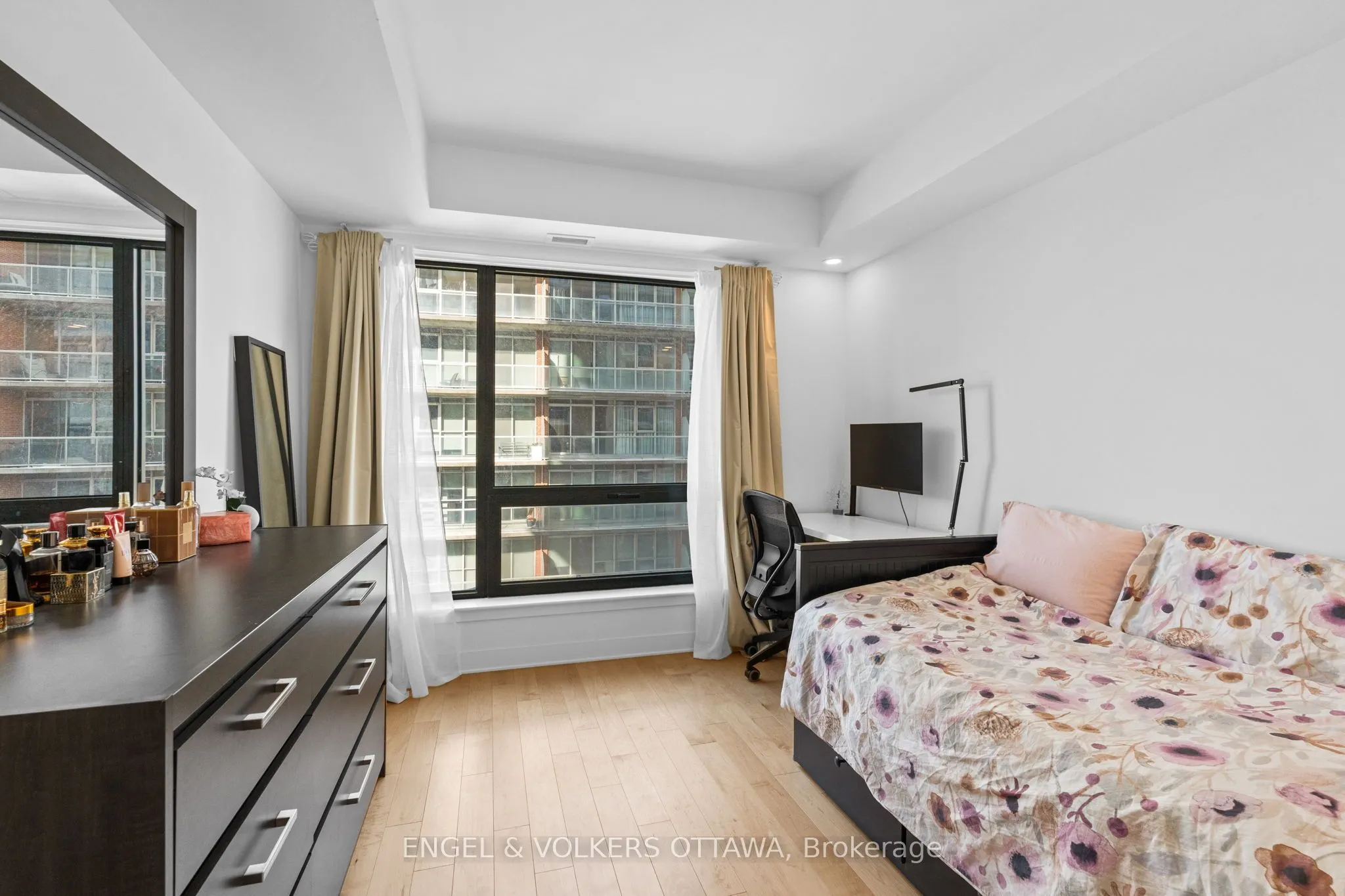 180 George Street #1802