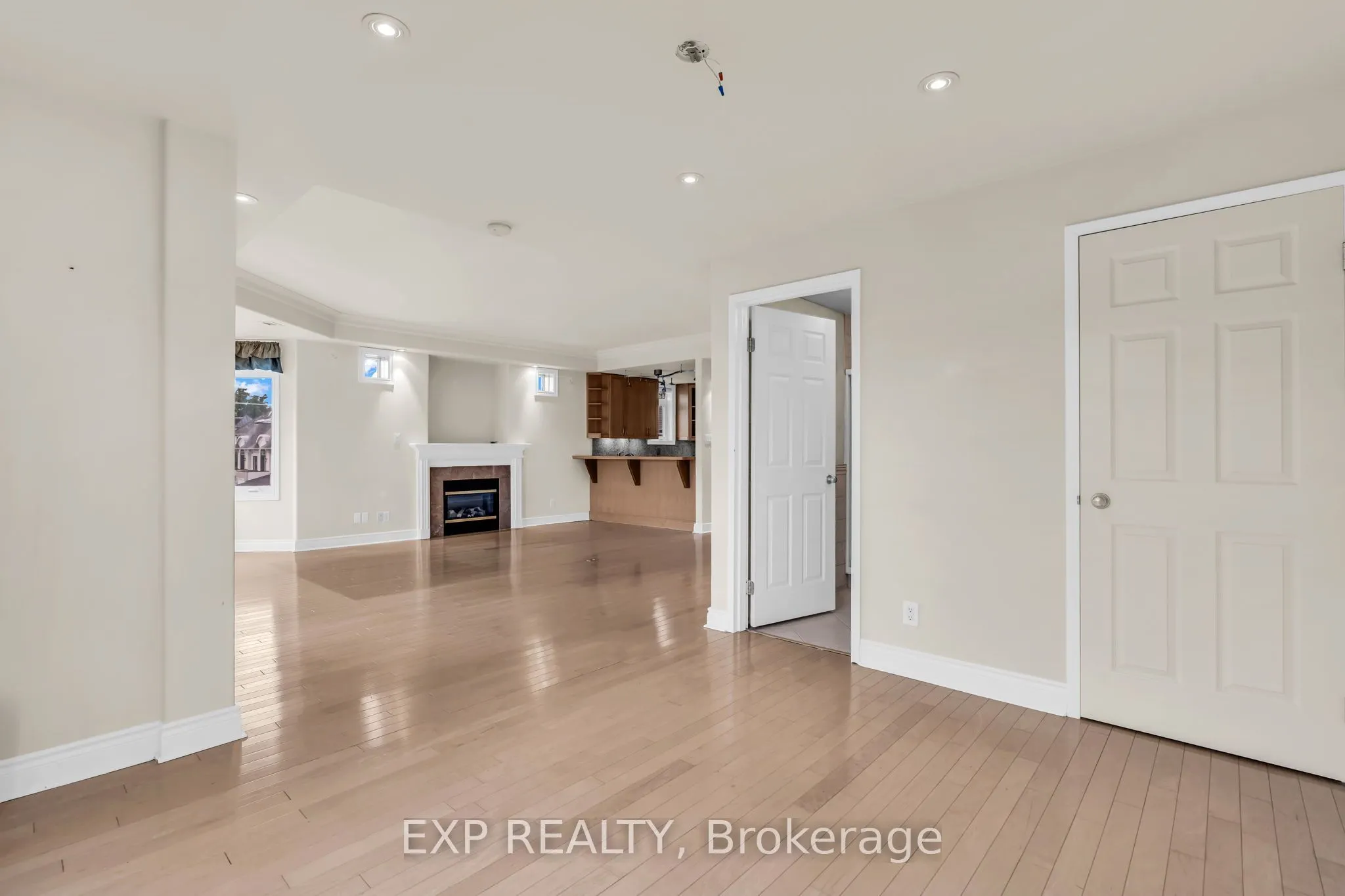 10 Bay Street E #307