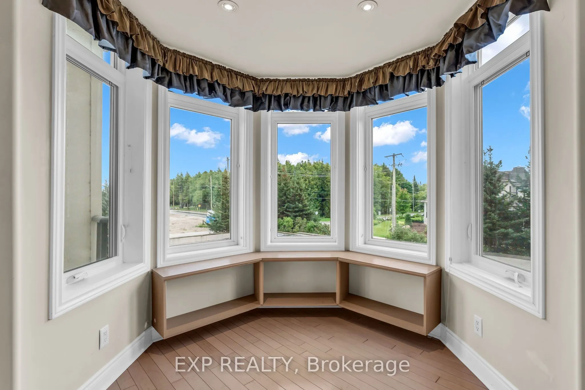 10 Bay Street E #307
