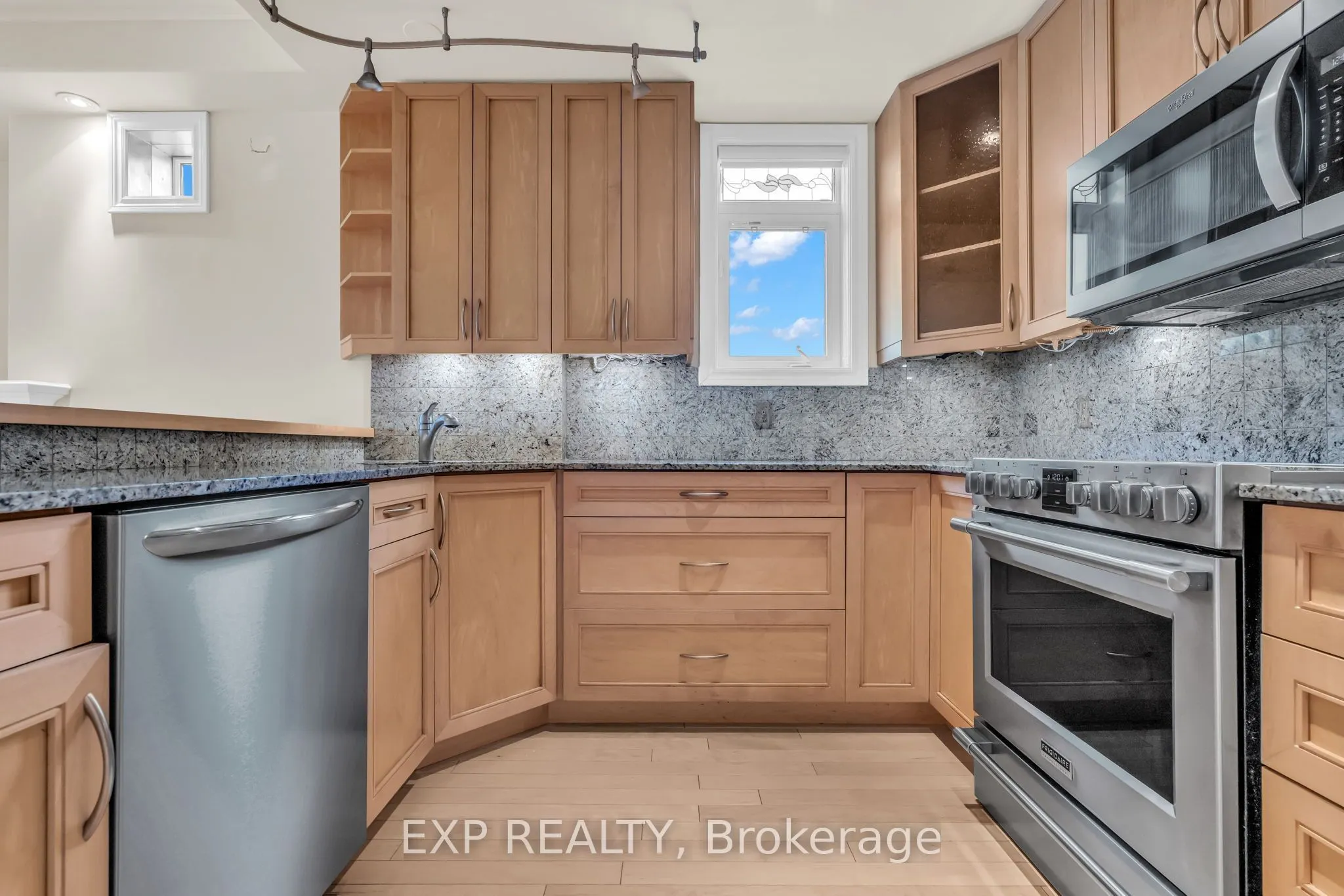 10 Bay Street E #307