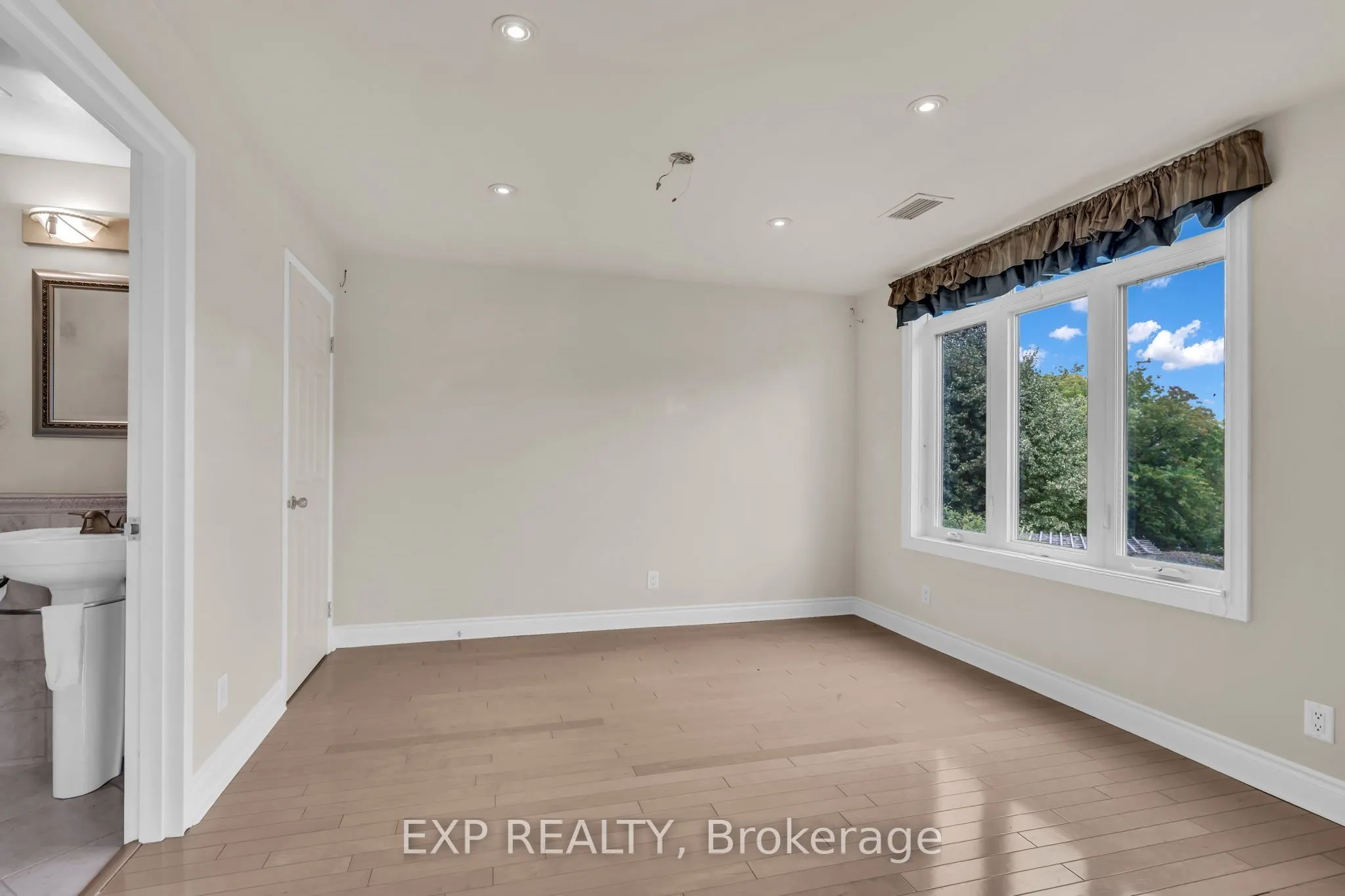 10 Bay Street E #307