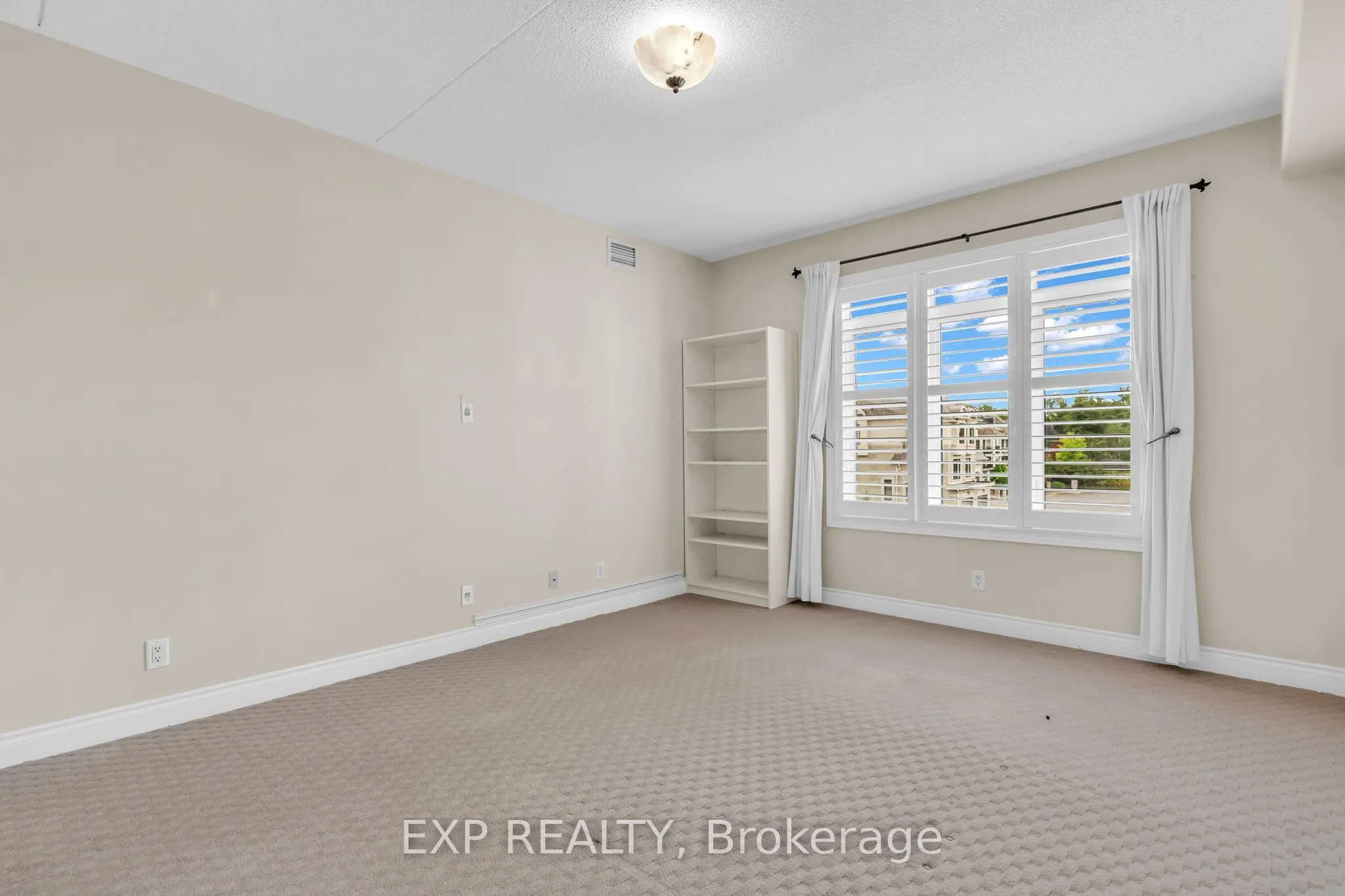 10 Bay Street E #307