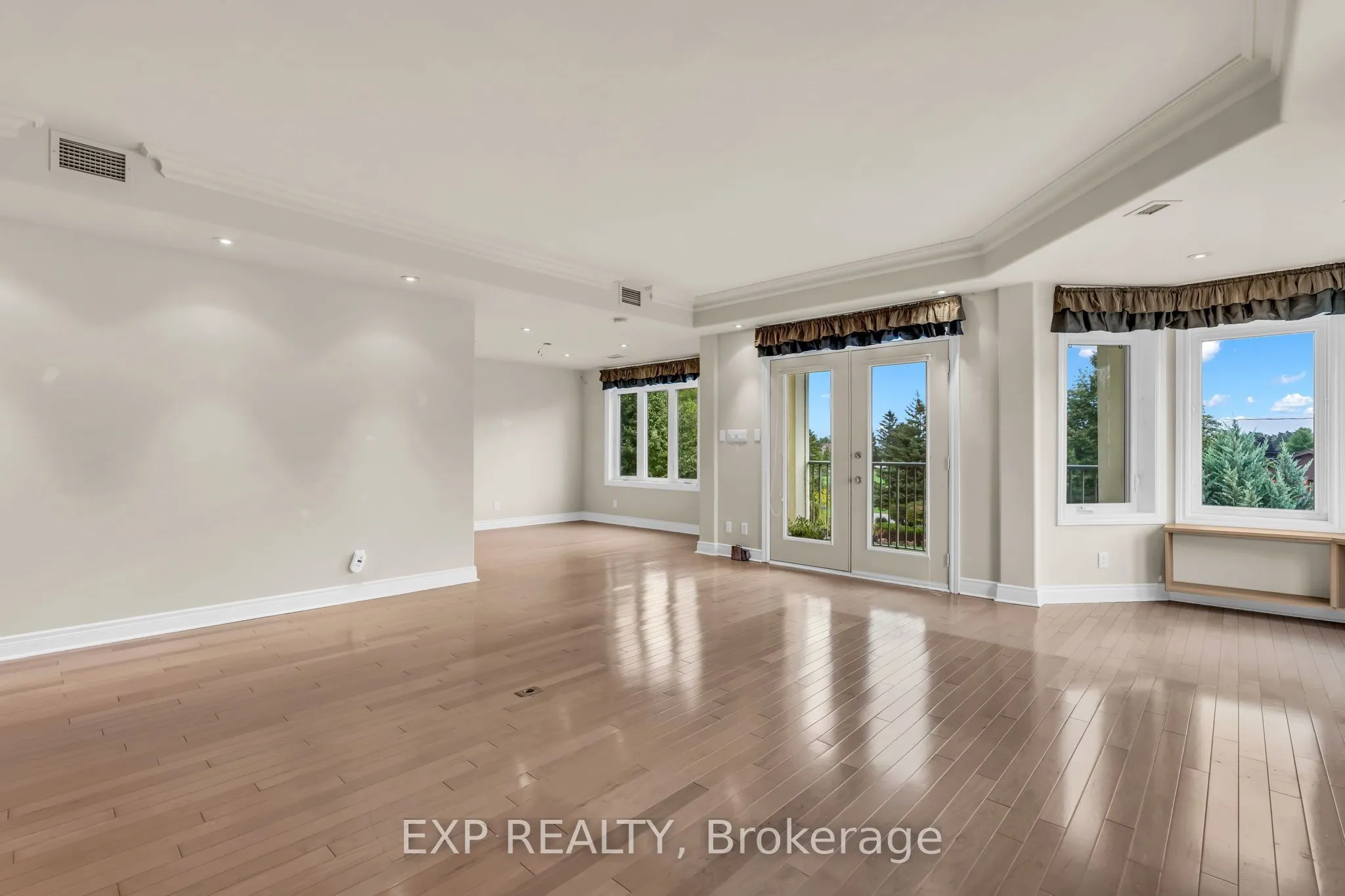 10 Bay Street E #307