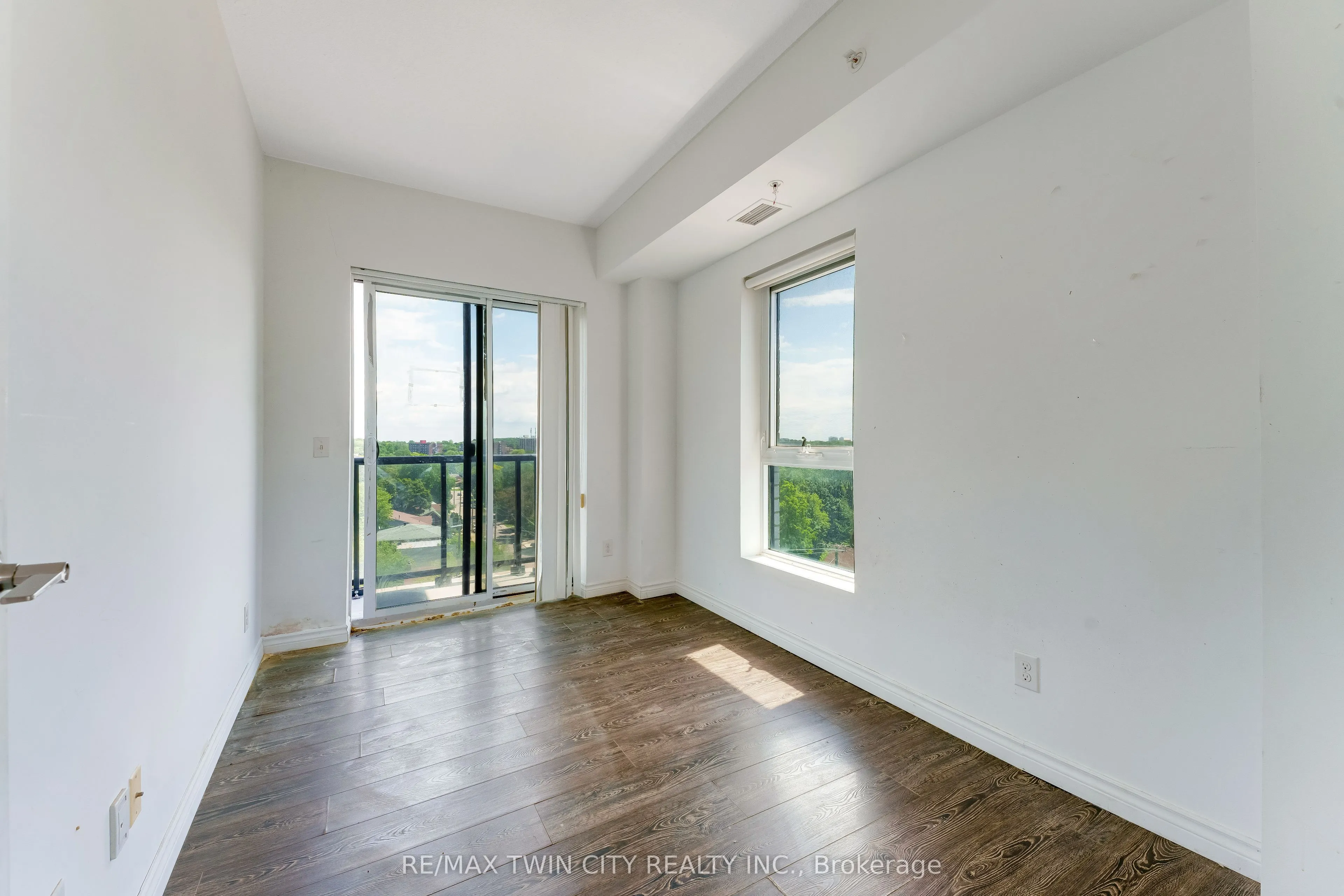 158 King Street N #802