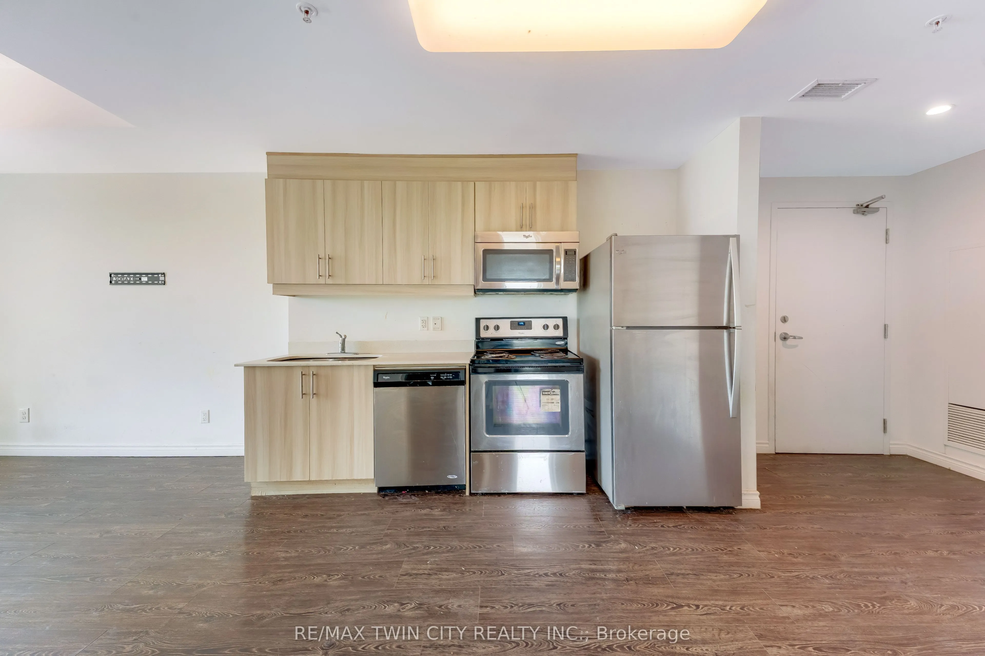 158 King Street N #802