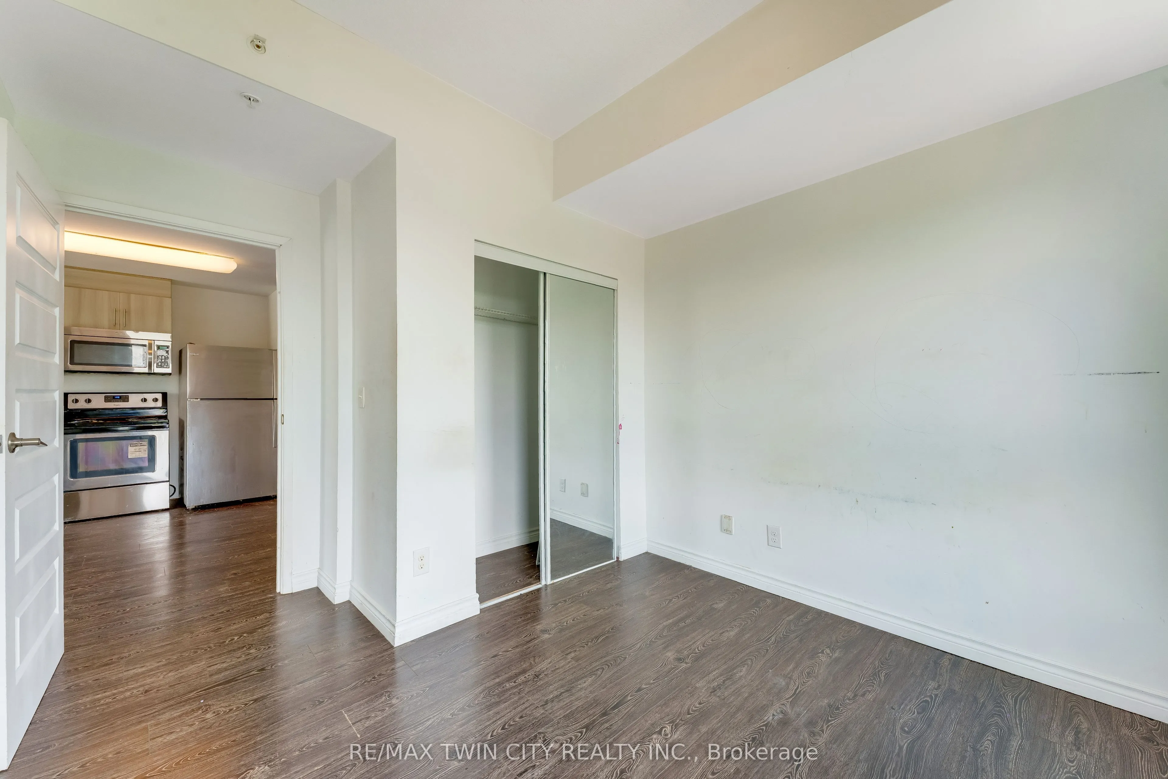 158 King Street N #802
