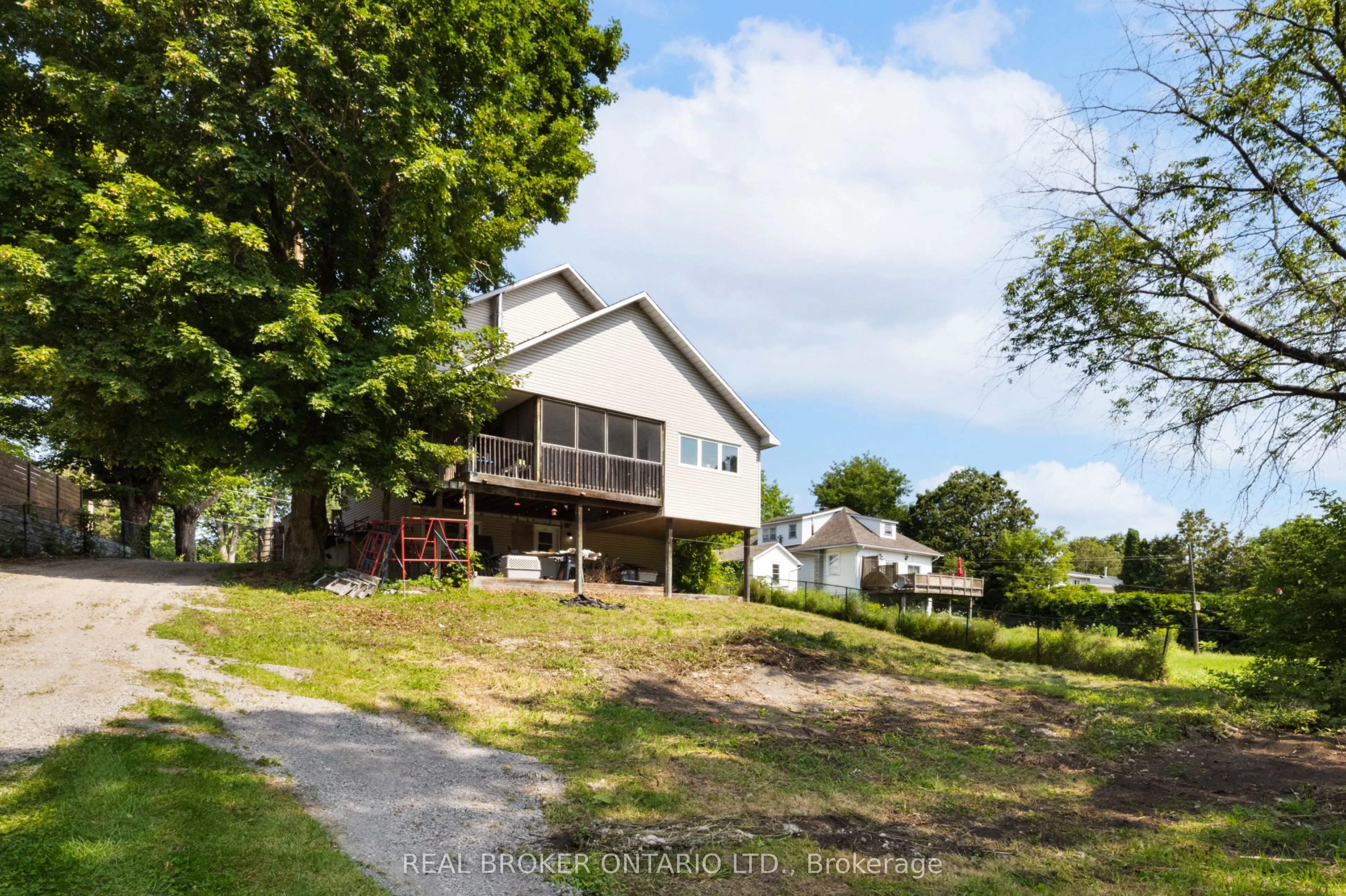 320 Clothier Street W